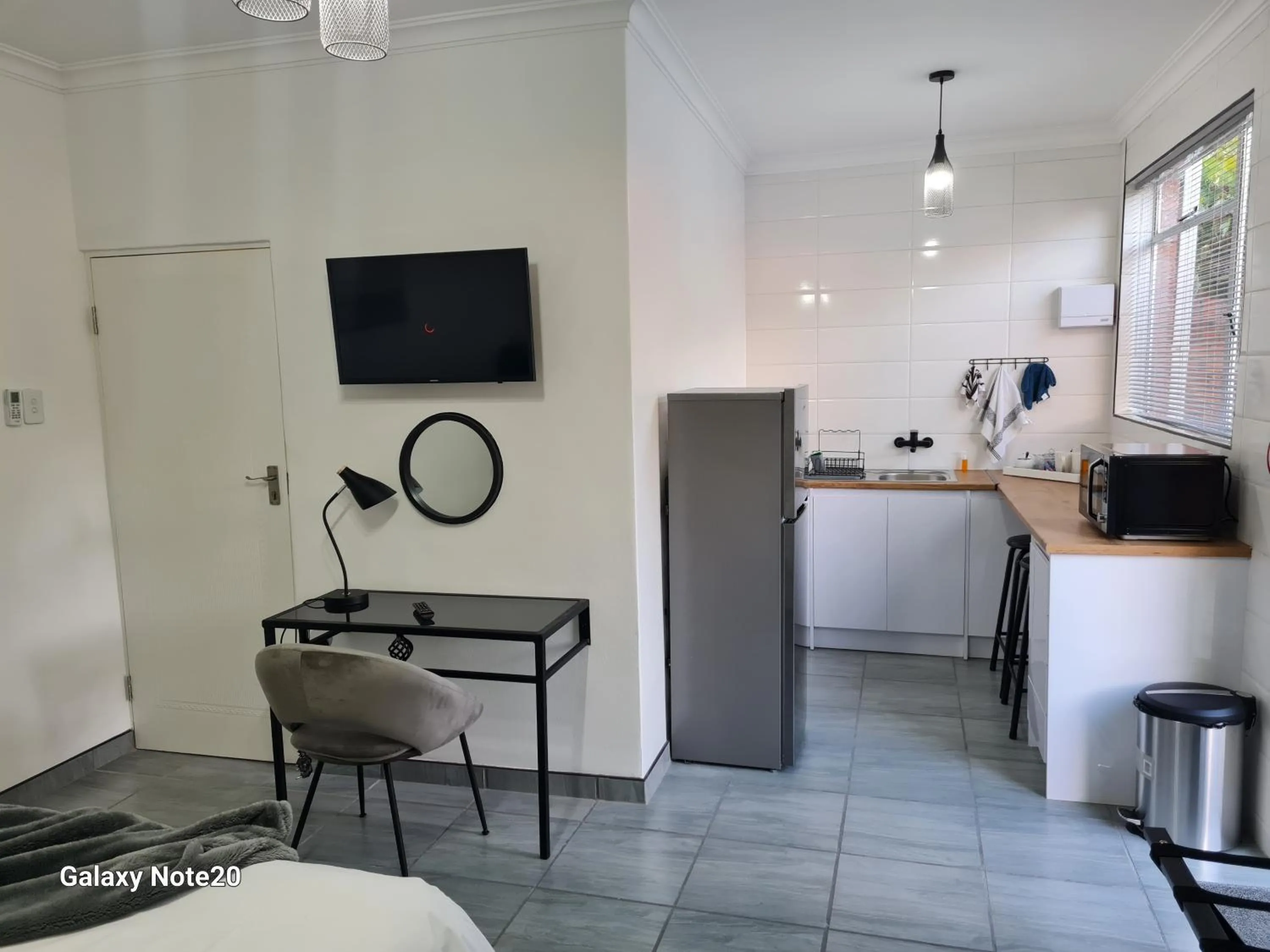 Kitchen or kitchenette in Egerton Overnight & Stay