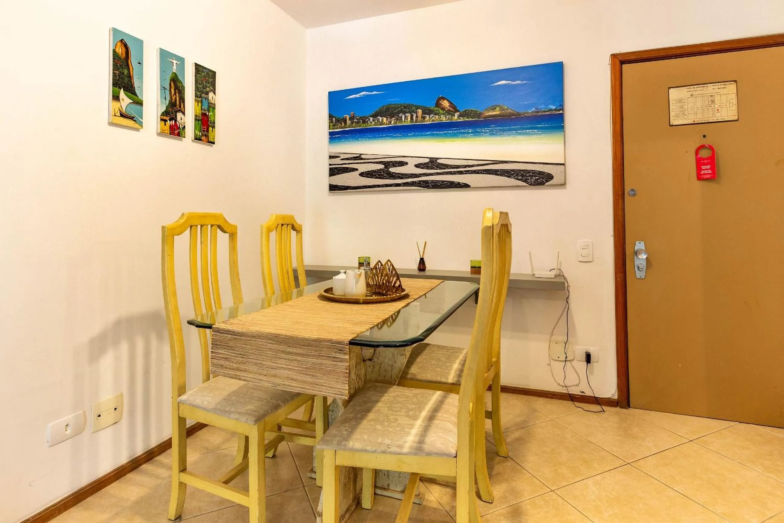Dining area in Perto da praia c/ Piscina!