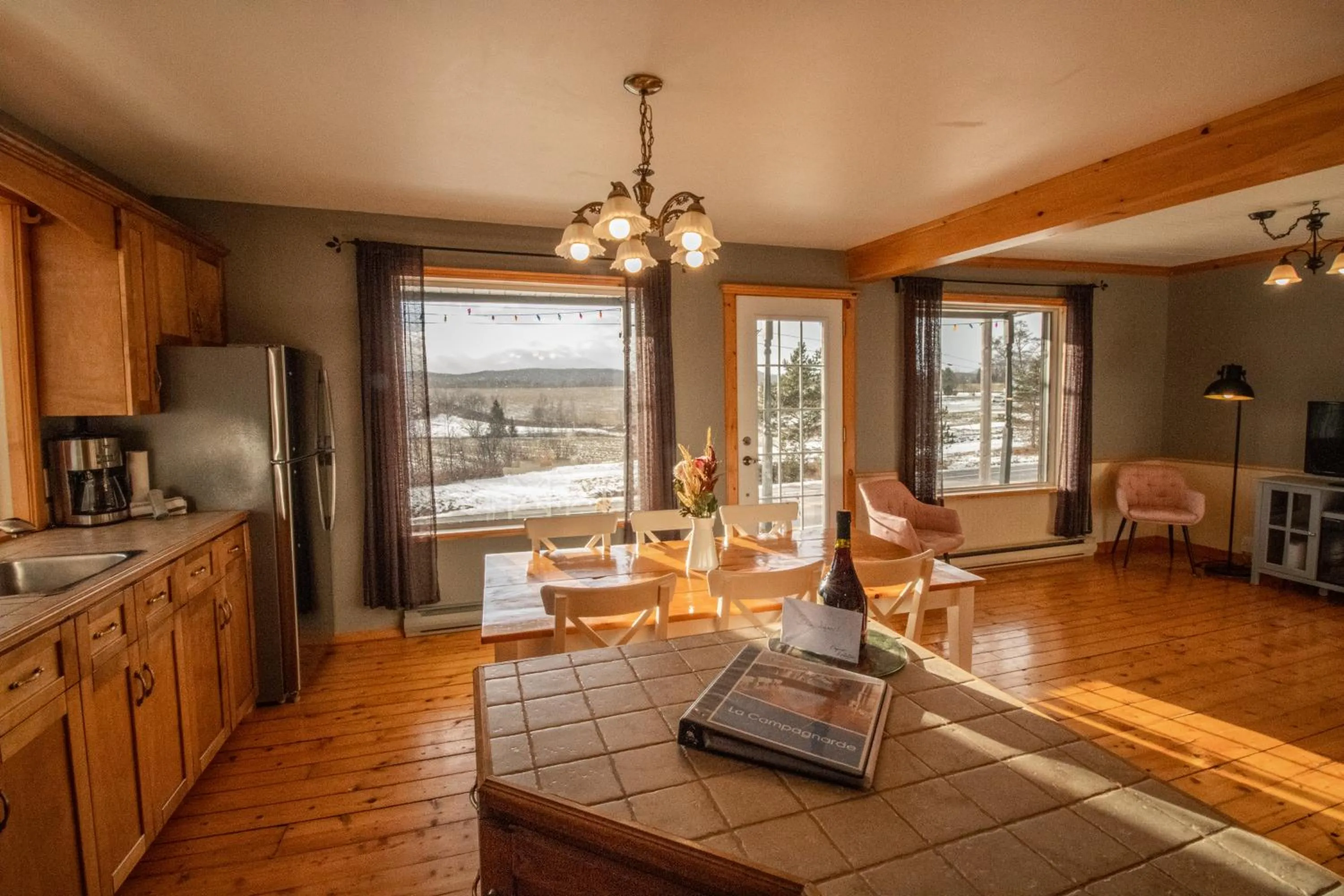 Kitchen or kitchenette in Les Chalets Tourisma - Maison de campagne avec spa - La Campagnarde