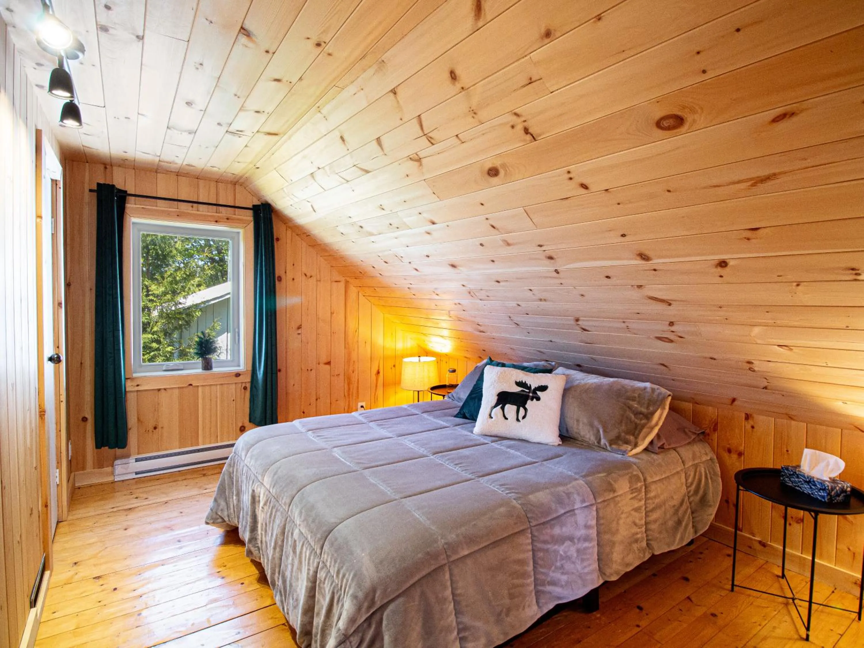 Bedroom, Bed in Les Chalets Tourisma - Chalet tout équipé avec foyer - La Voisine