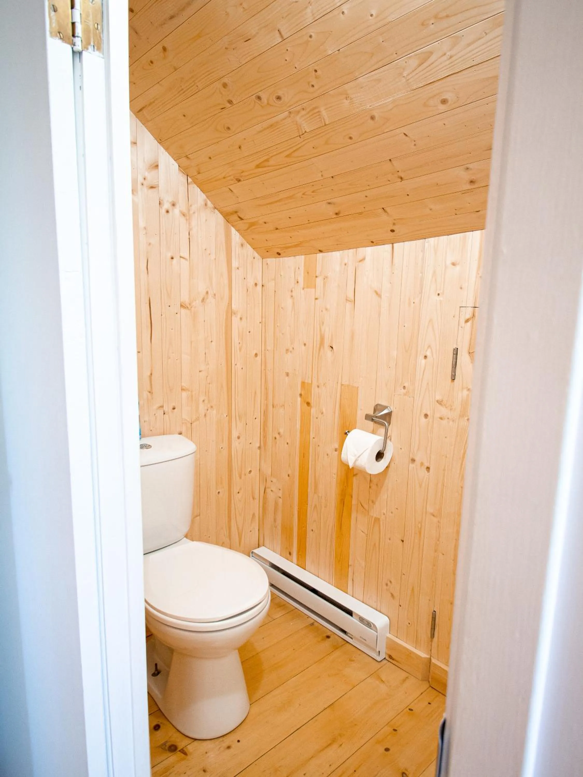 Toilet in Les Chalets Tourisma - Chalet tout équipé avec foyer - La Voisine