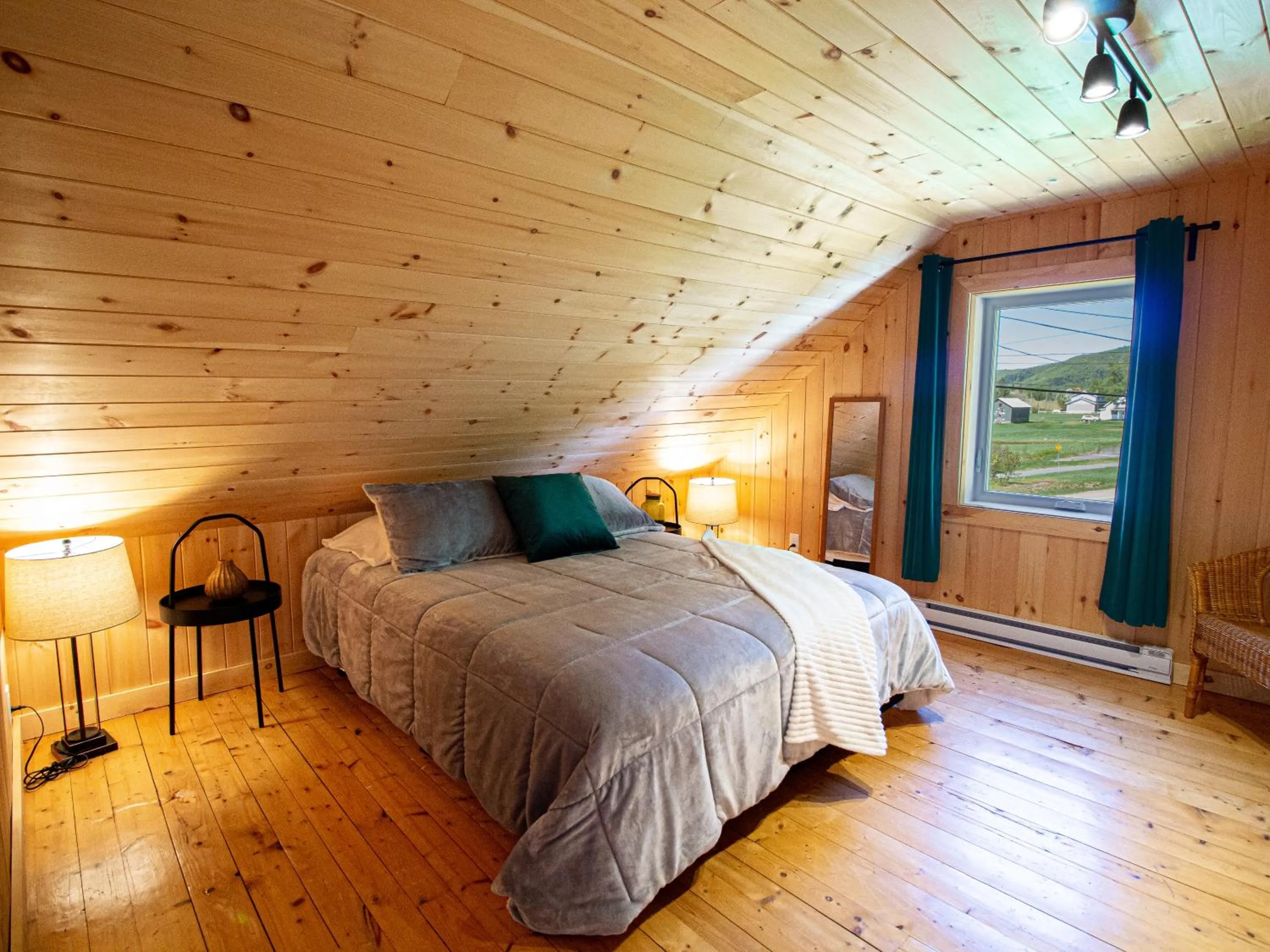 Bedroom, Bed in Les Chalets Tourisma - Chalet tout équipé avec foyer - La Voisine