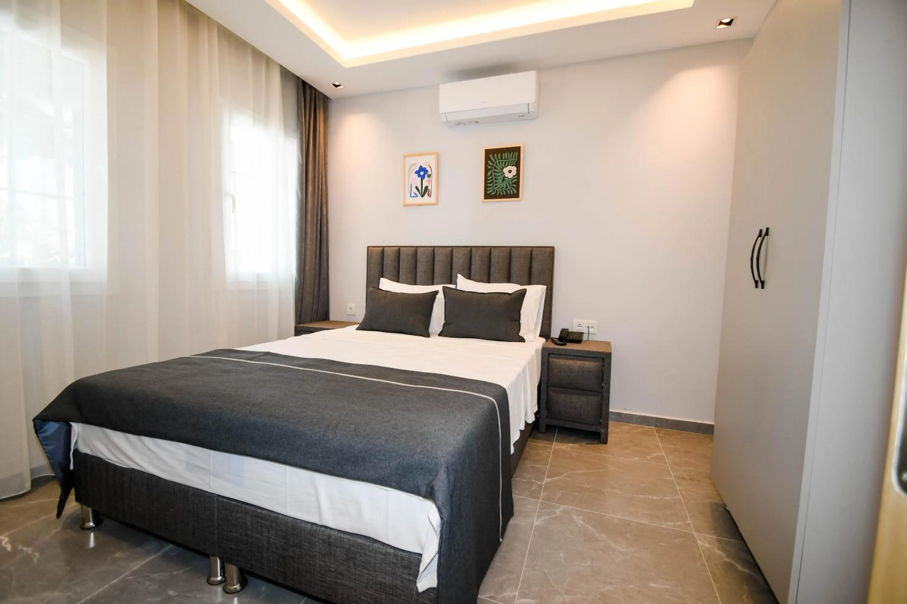 Photo of the whole room, Bed in Swan Boutique Hotel