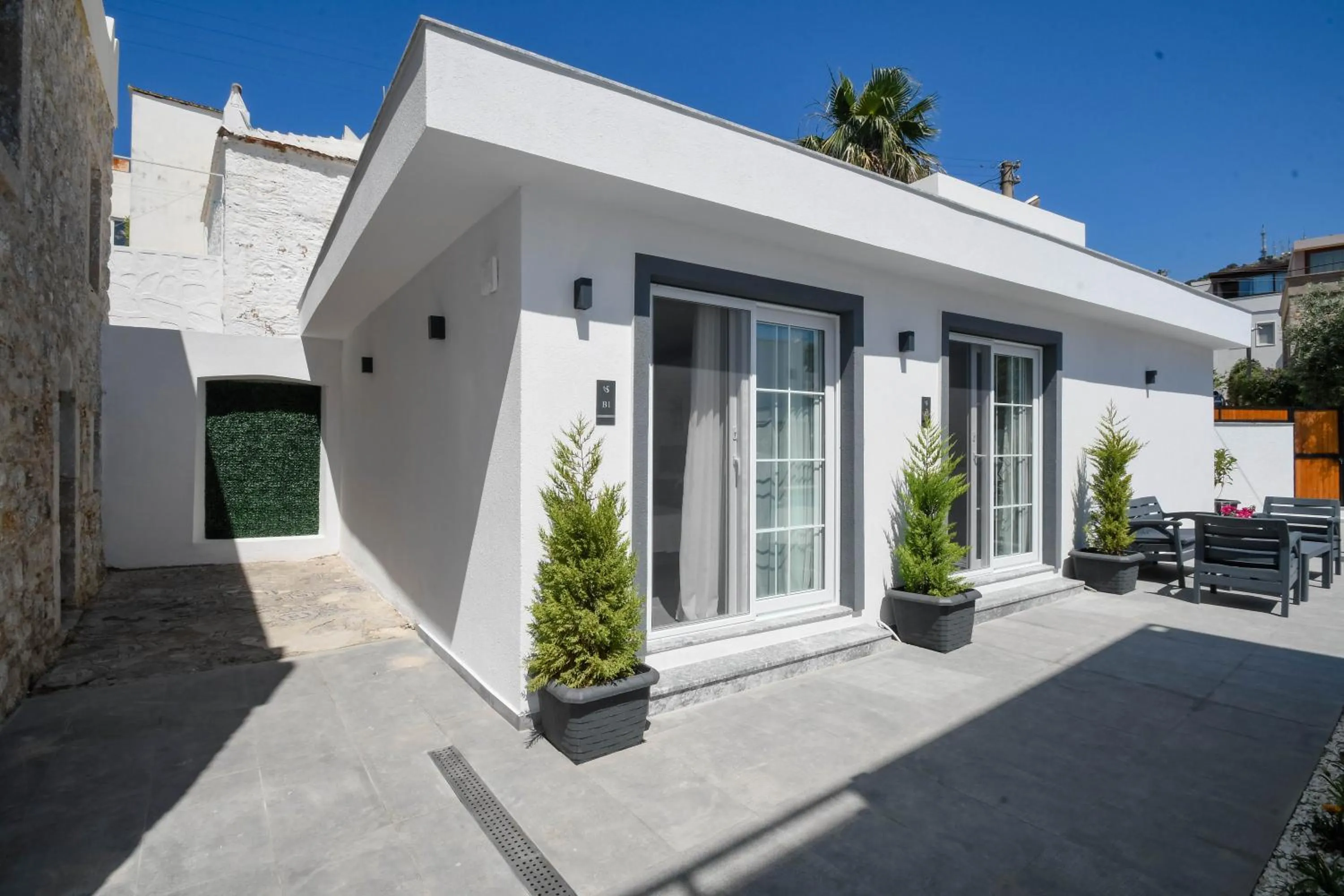 Property building in Swan Boutique Hotel