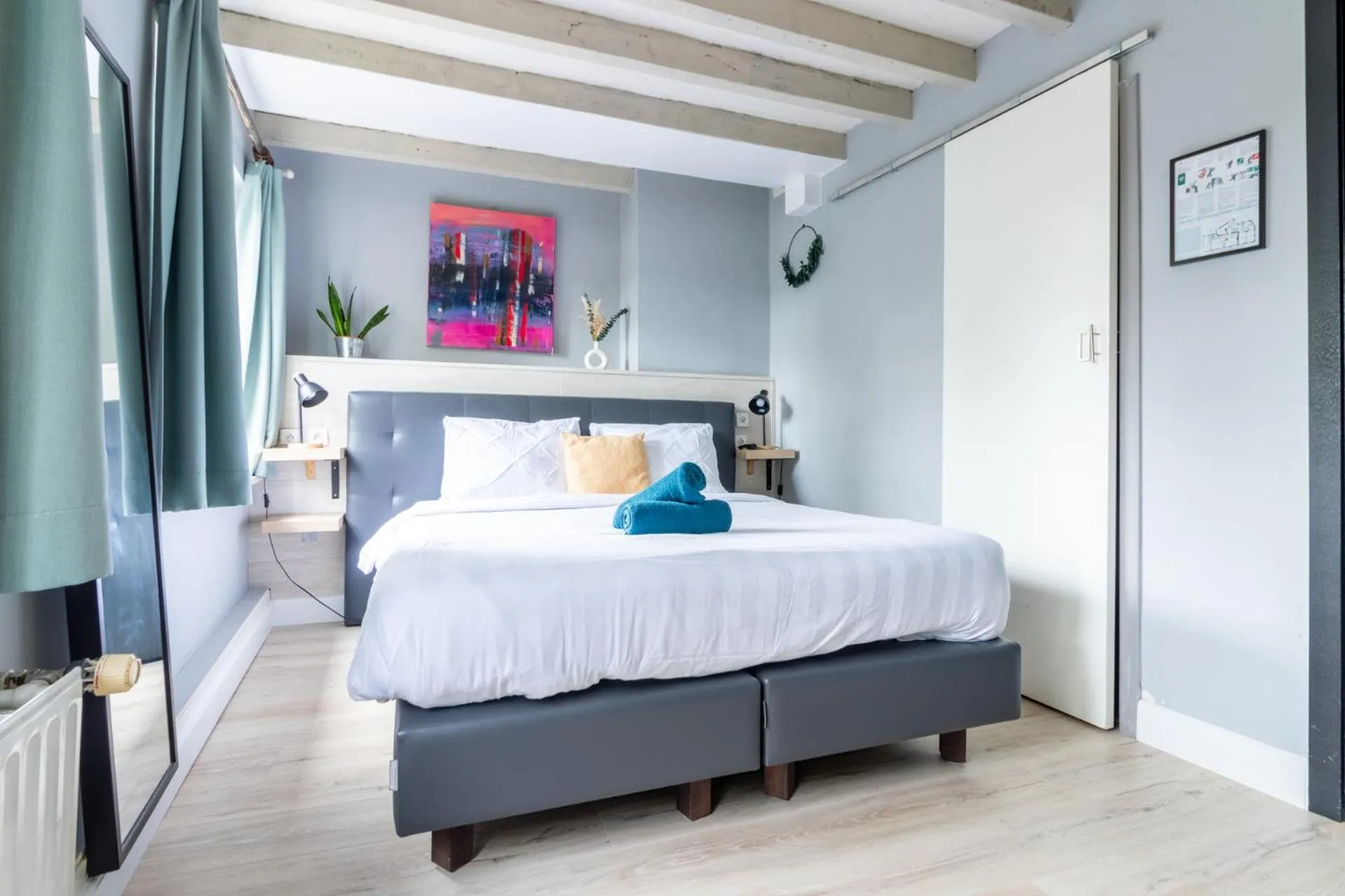 Bed in Hotel Entree - Canal View Bruges