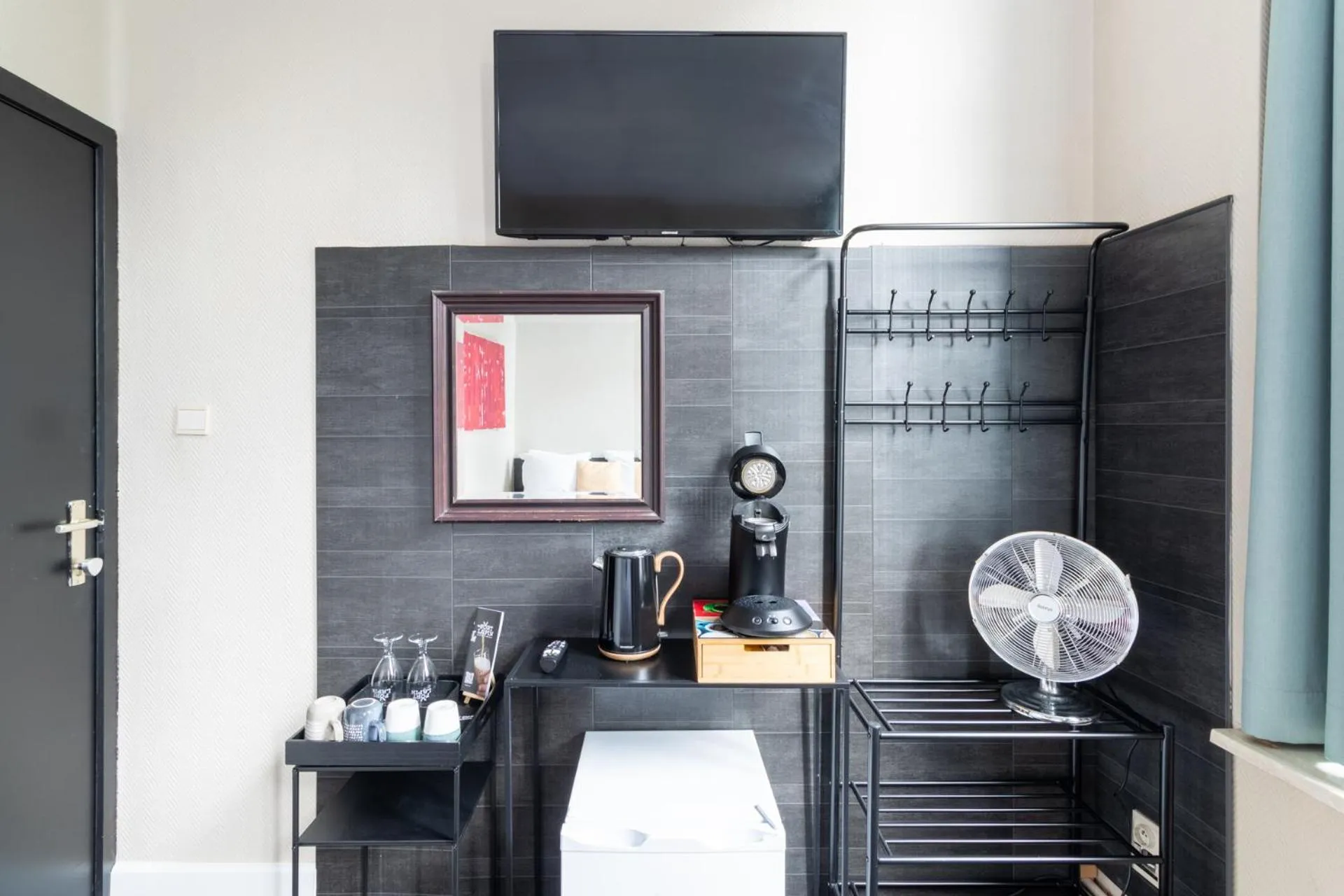 TV and multimedia in Hotel Entree - Canal View Bruges