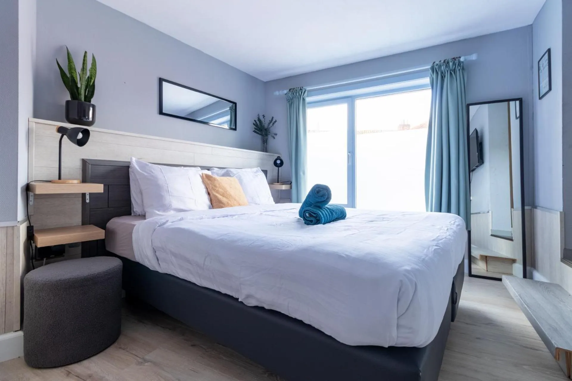 Bedroom, Bed in Hotel Entree - Canal View Bruges