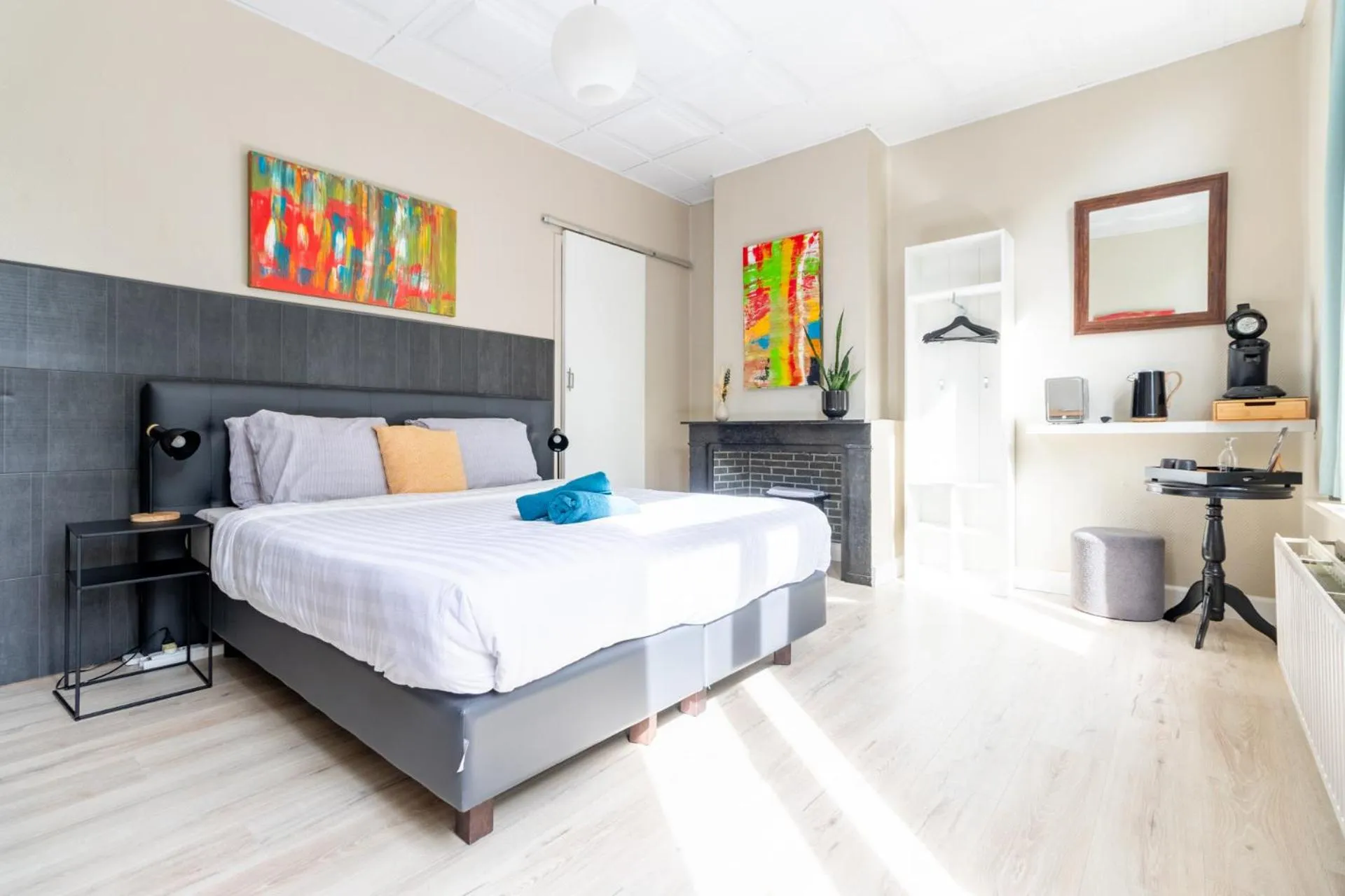 Bed in Hotel Entree - Canal View Bruges