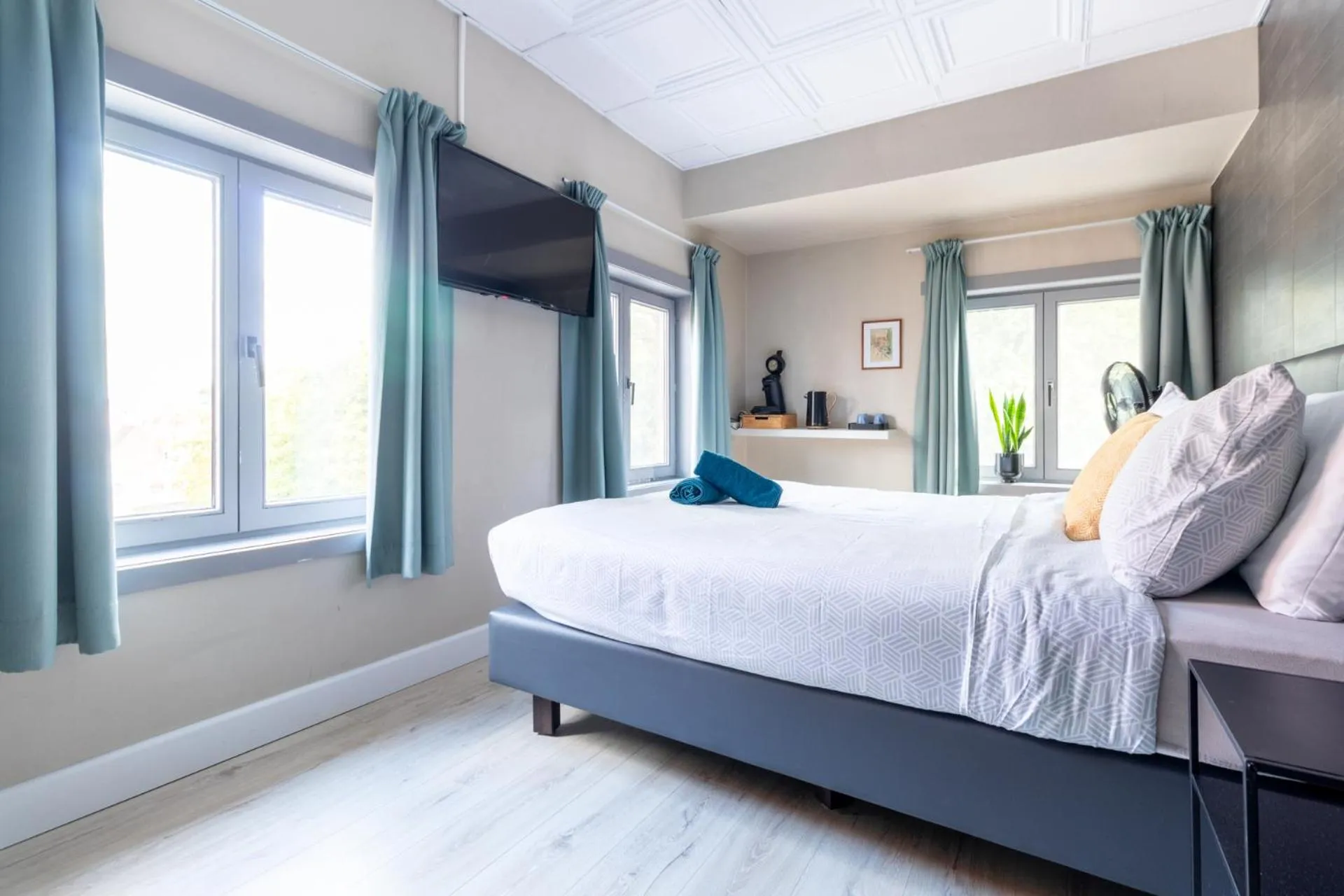 Bedroom, Bed in Hotel Entree - Canal View Bruges