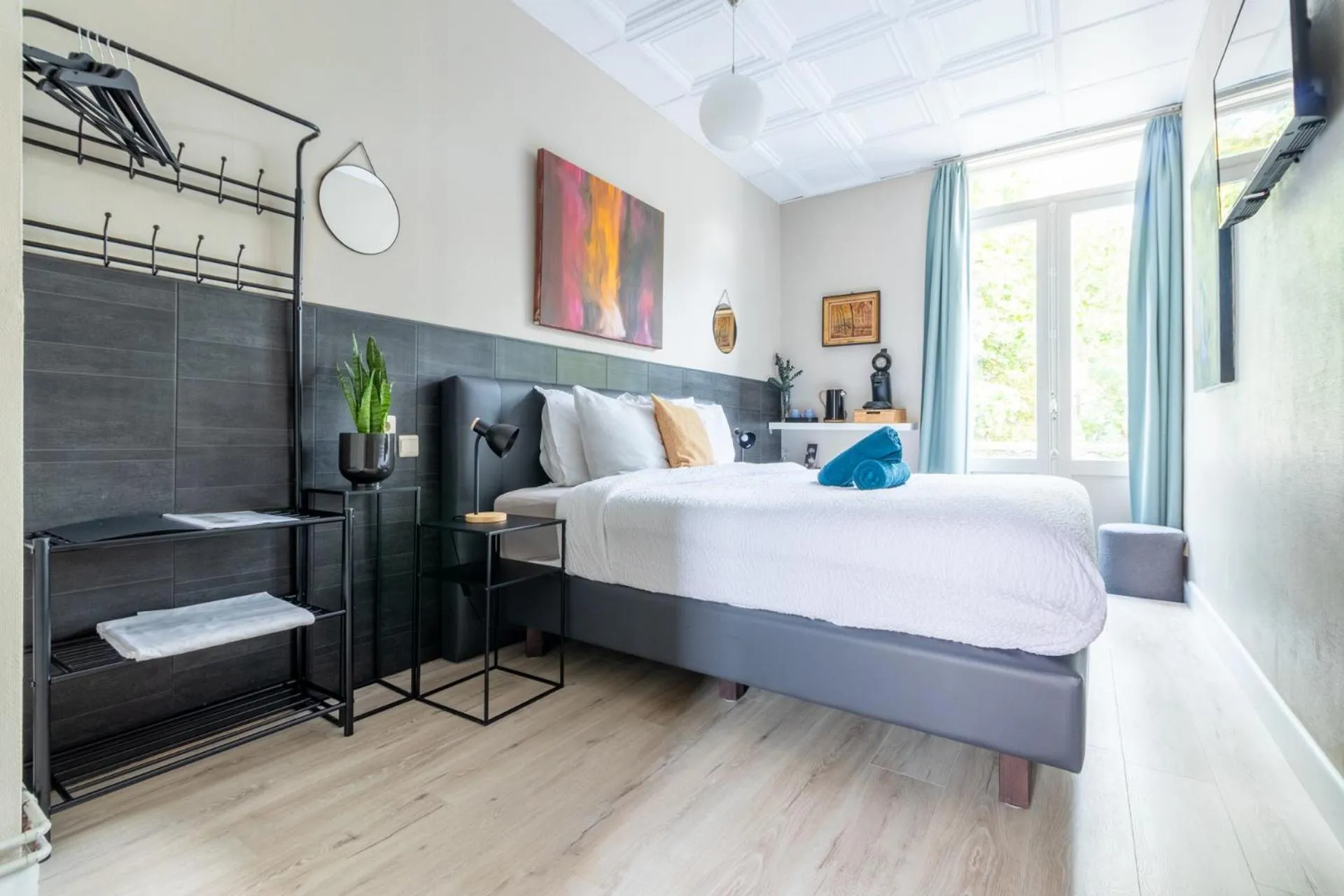 Bed in Hotel Entree - Canal View Bruges