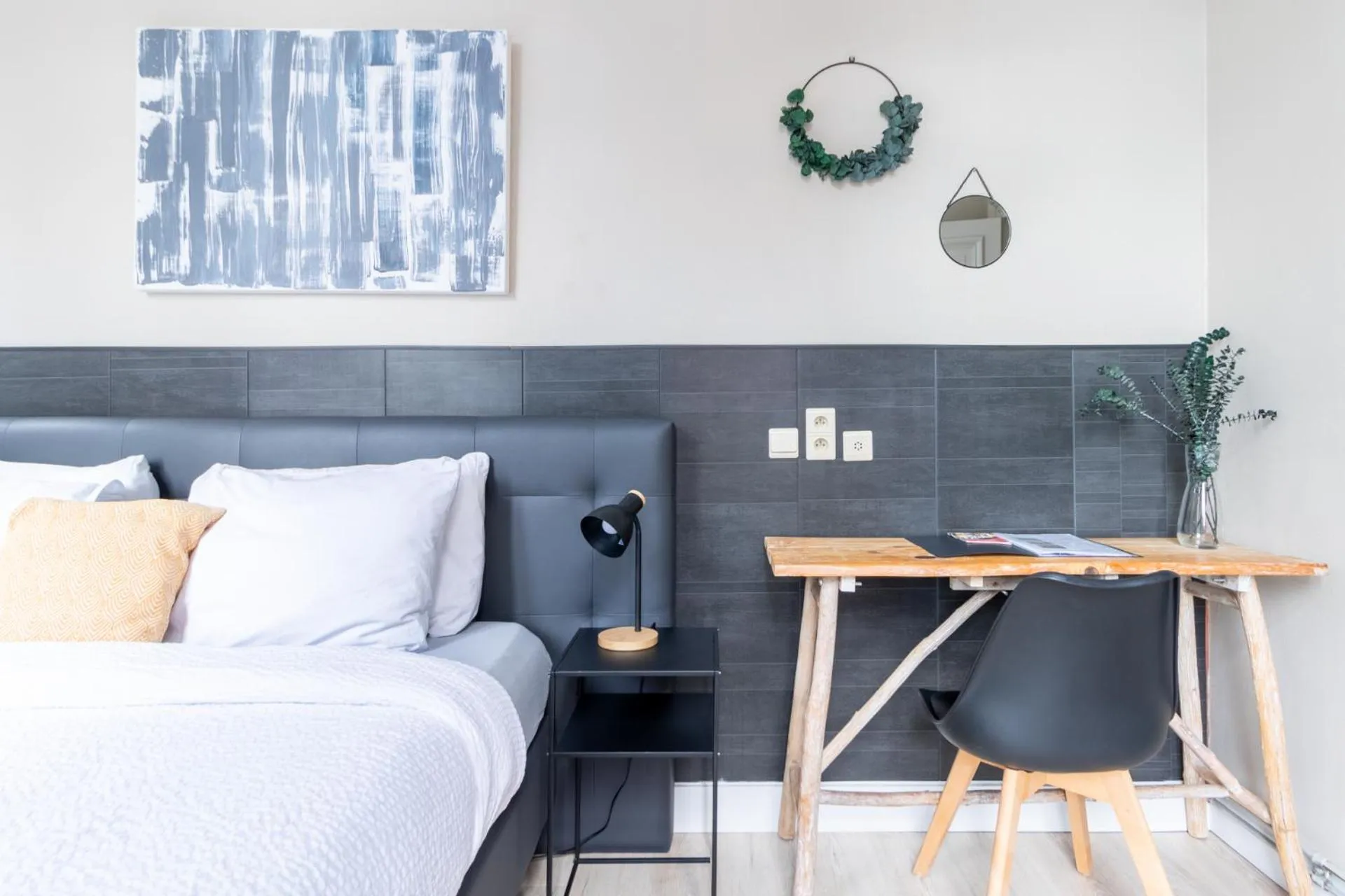 Bed in Hotel Entree - Canal View Bruges