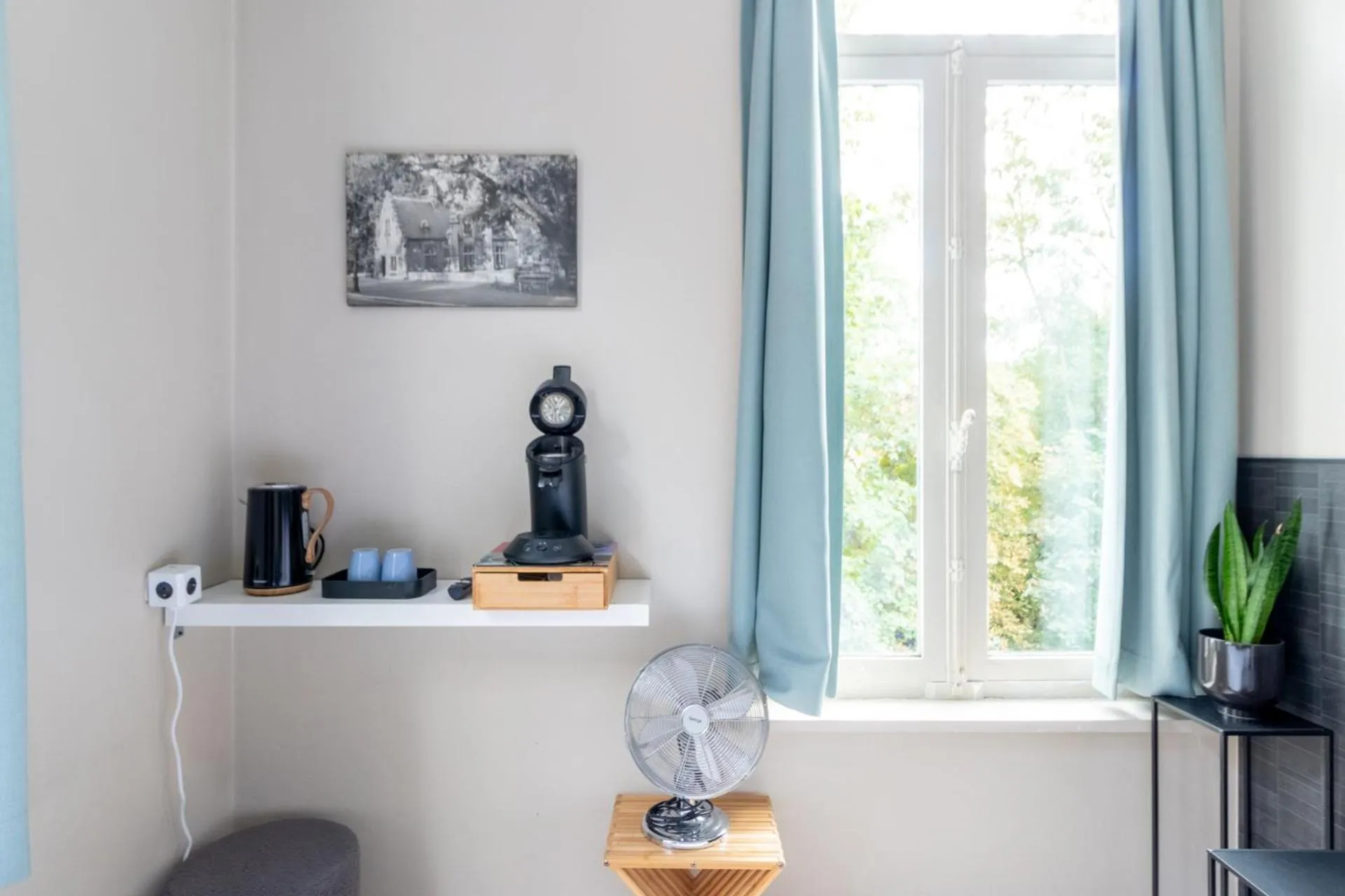 Coffee/tea facilities in Hotel Entree - Canal View Bruges