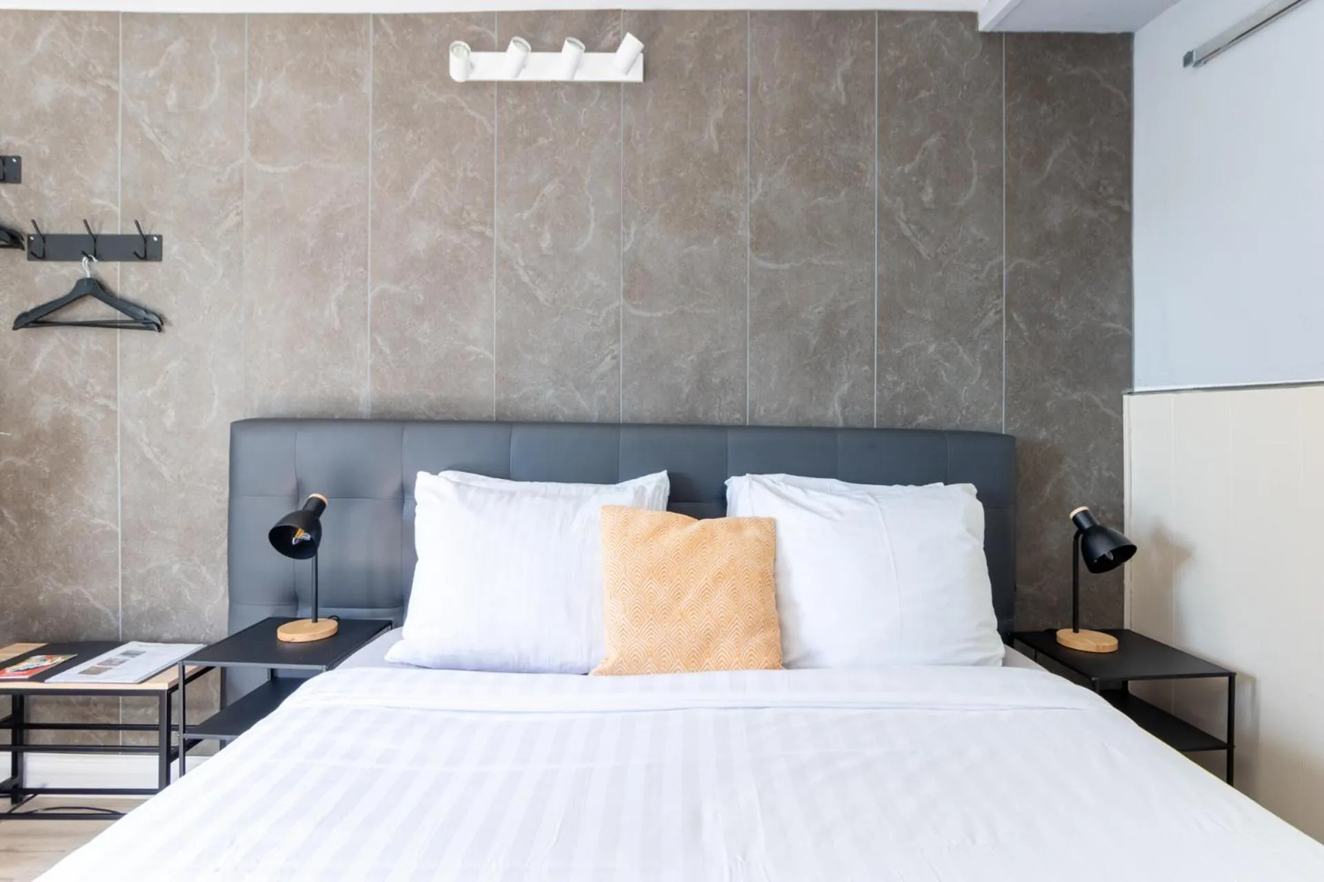 Bed in Hotel Entree - Canal View Bruges