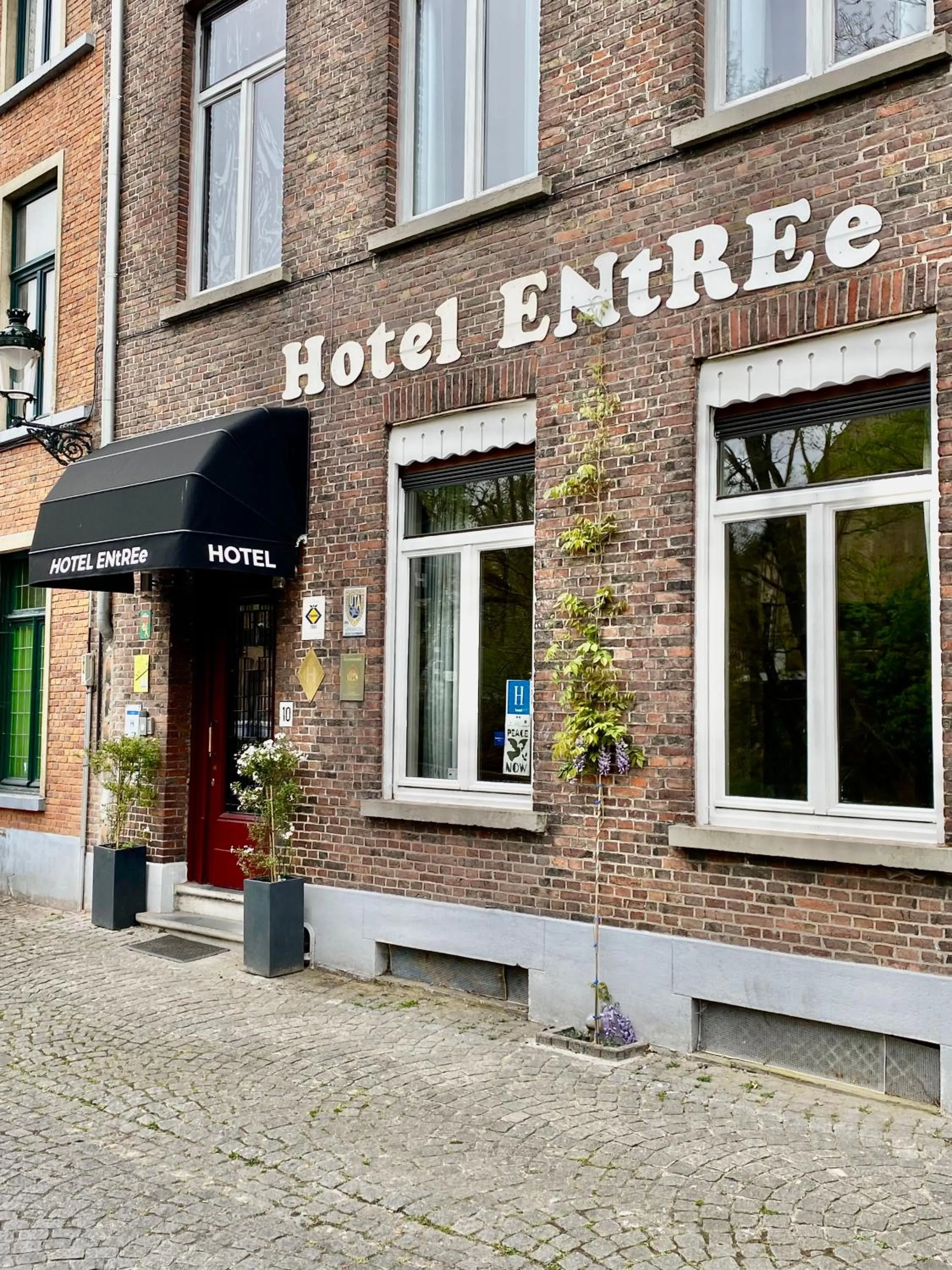 Property building in Hotel Entree - Canal View Bruges