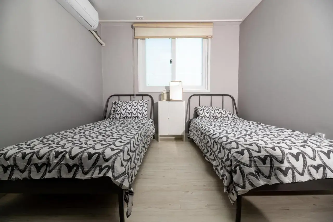 Twin Room with Bathroom in Aha Stay Twin Room with Bathroom in Aha Stay