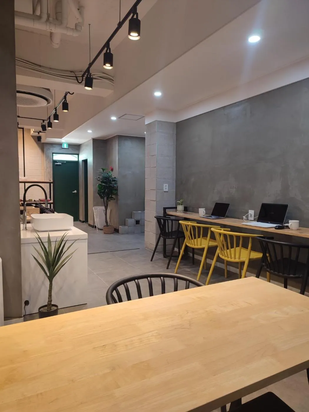 Communal lounge/ TV room in Aha Stay