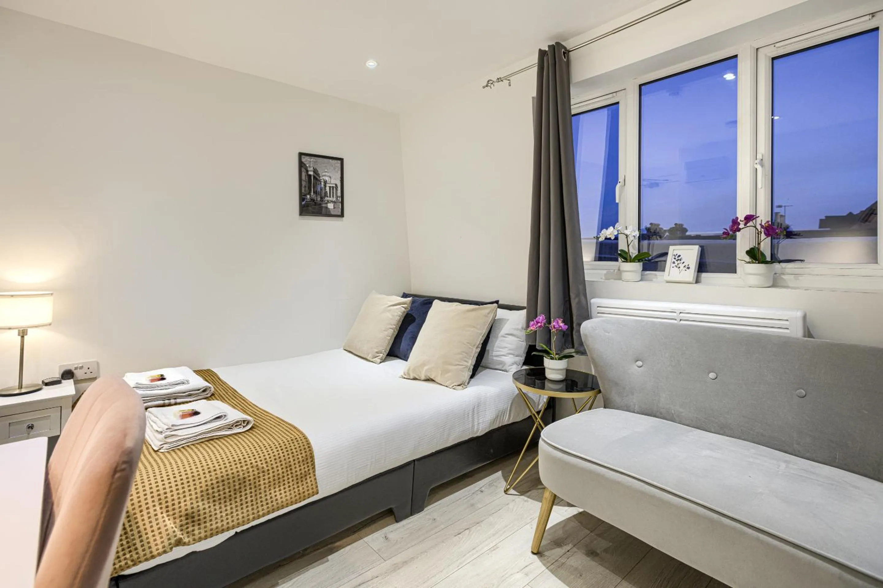 Living room, Bed in The Finsbury Deluxe Apartments