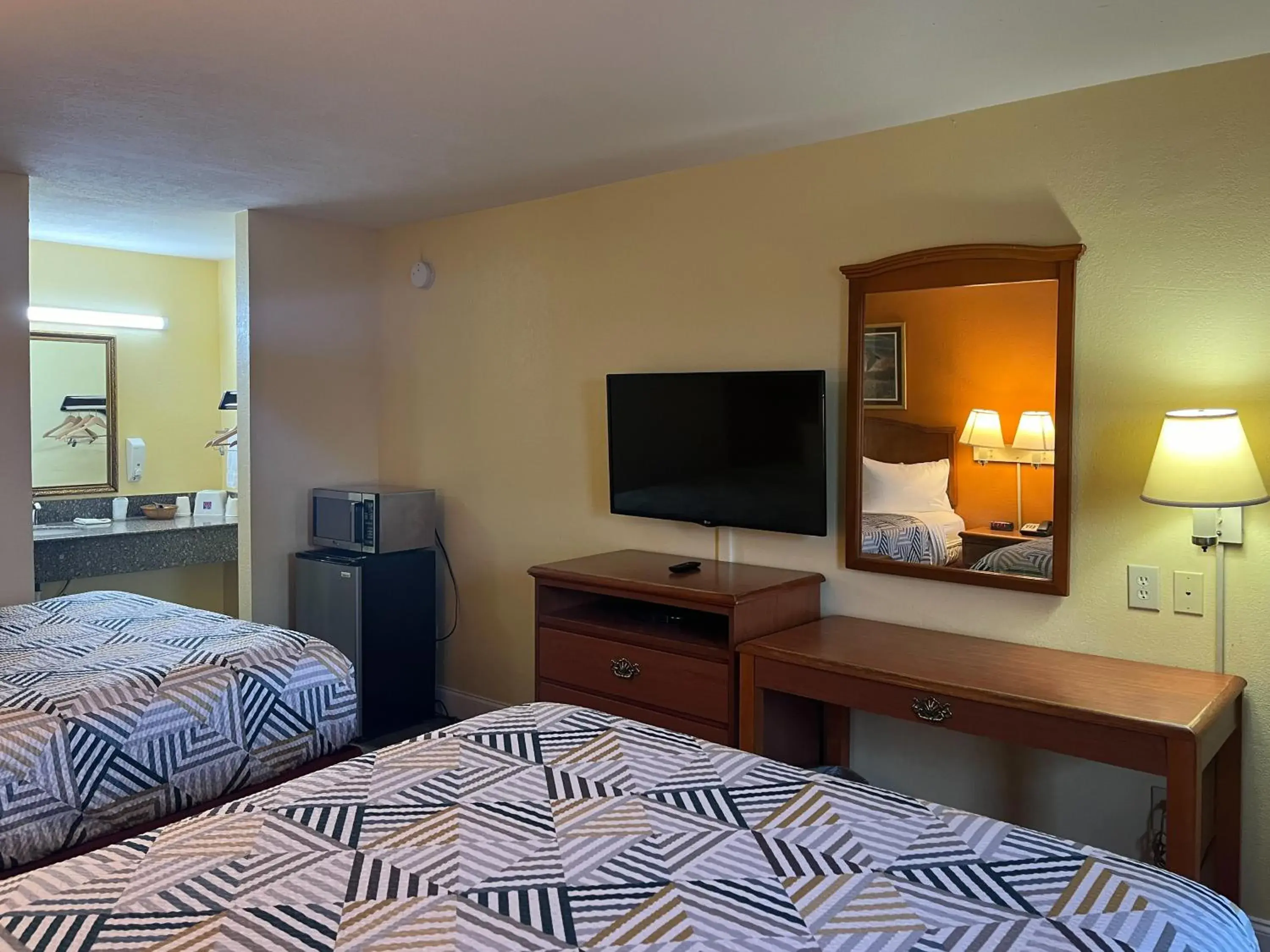 Queen Room with Two Queen Beds - Non-Smoking in Motel 6 Morrilton, AR Queen Room with Two Queen Beds - Non-Smoking in Motel 6 Morrilton, AR