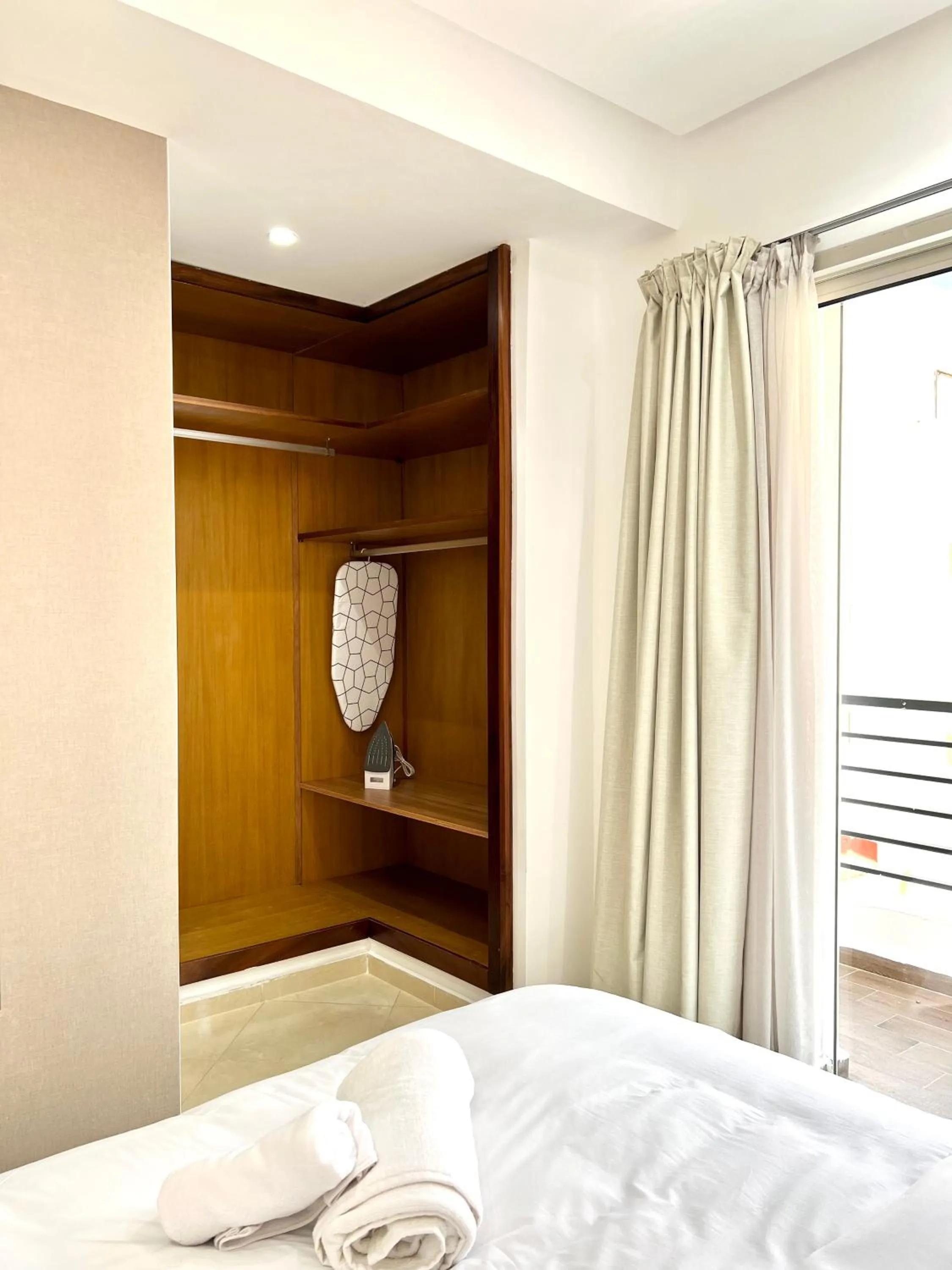 Photo of the whole room, Bed in MyCity