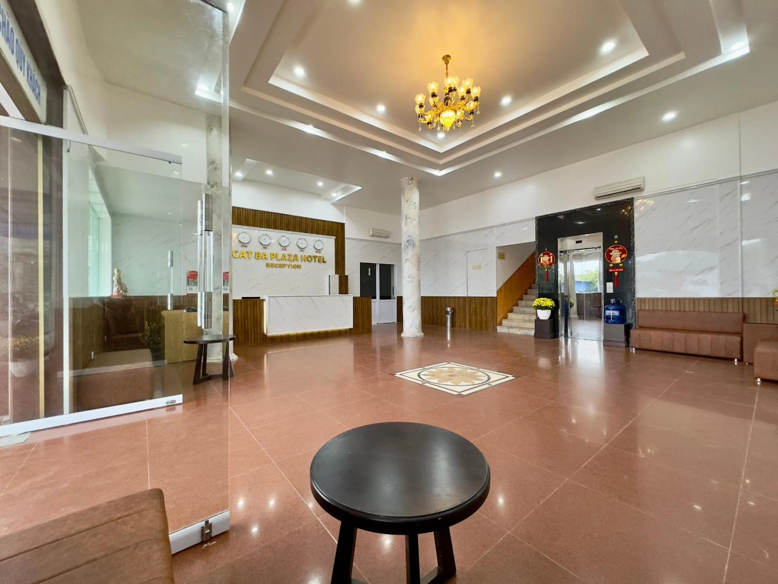 Communal lounge/ TV room in Cat Ba Plaza Hotel