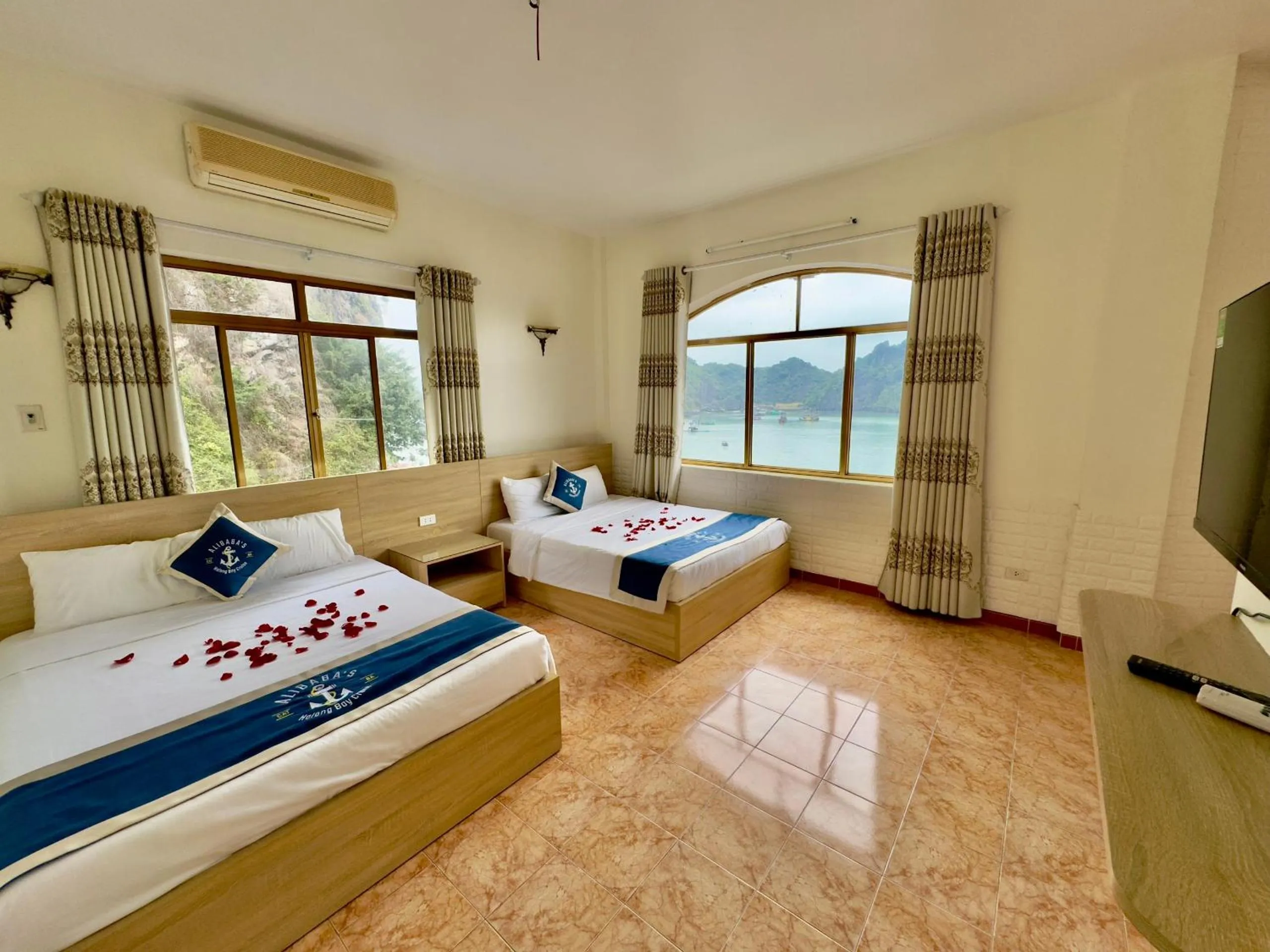 Natural landscape, Bed in Cat Ba Plaza Hotel