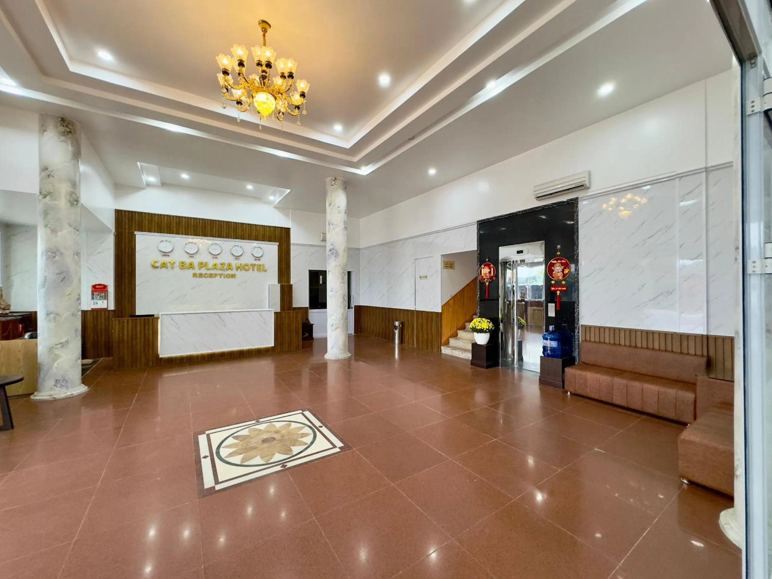 Communal lounge/ TV room in Cat Ba Plaza Hotel