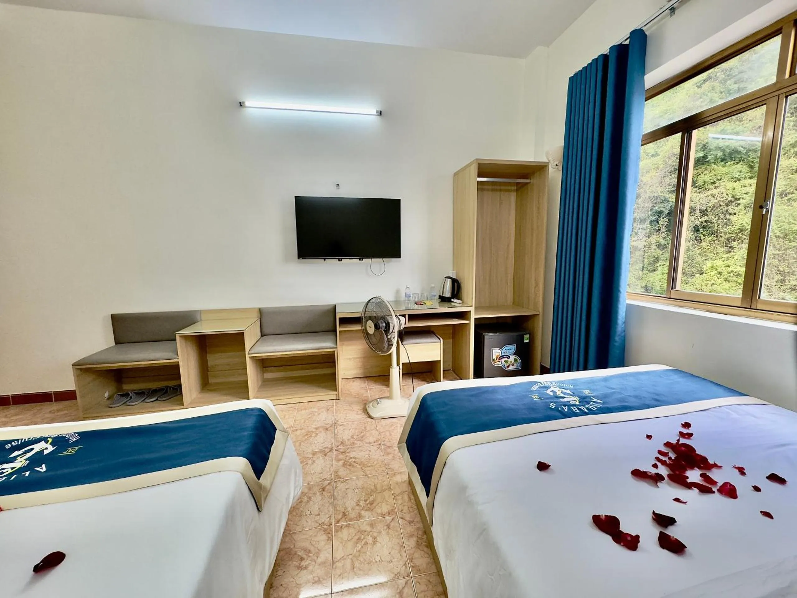 TV and multimedia, Bed in Cat Ba Plaza Hotel