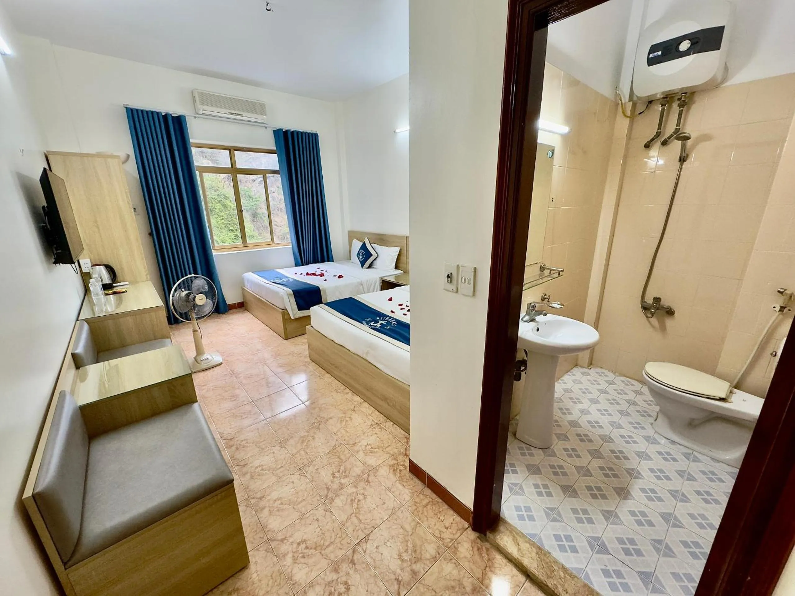 Bathroom, Bed in Cat Ba Plaza Hotel