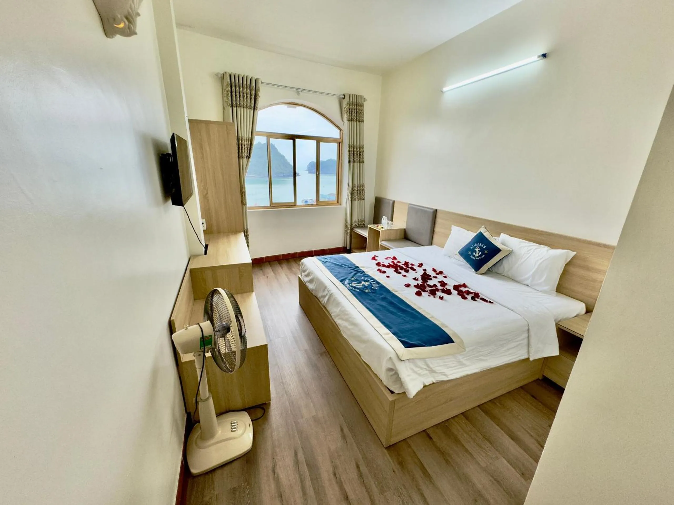 Bedroom, Bed in Cat Ba Plaza Hotel