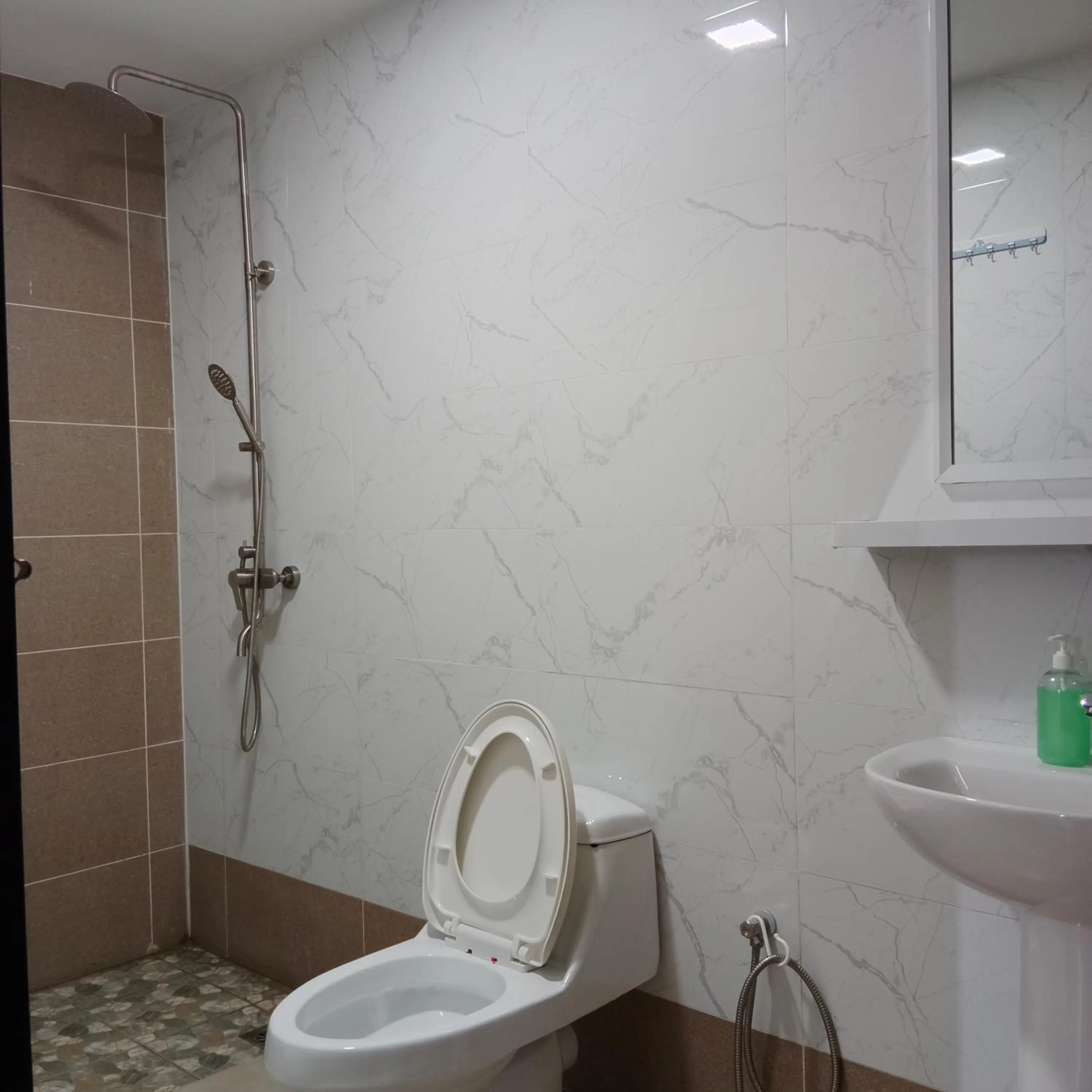 Shower in TOWERMAS HOTEL