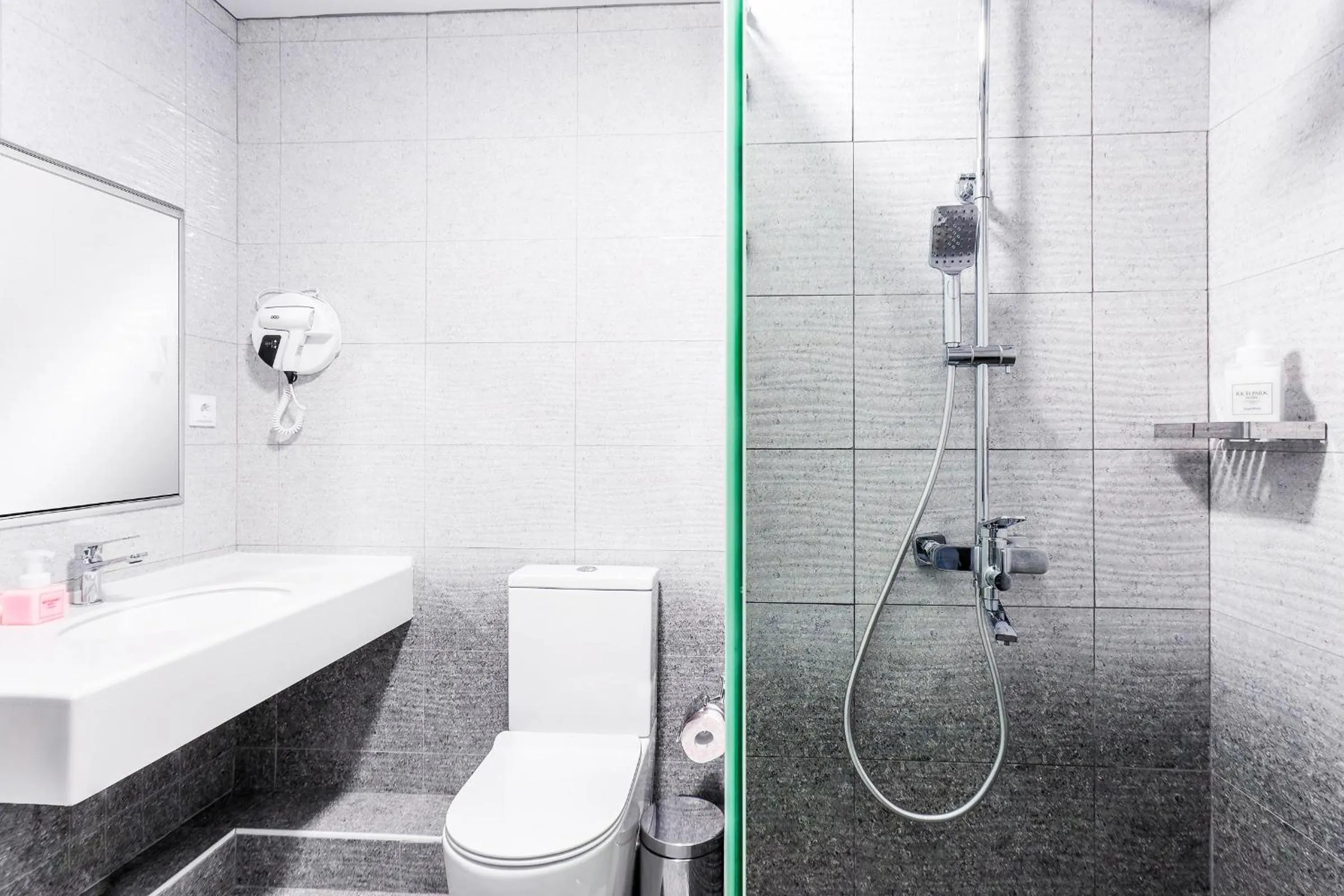 Shower in RICH PARK HOTEL