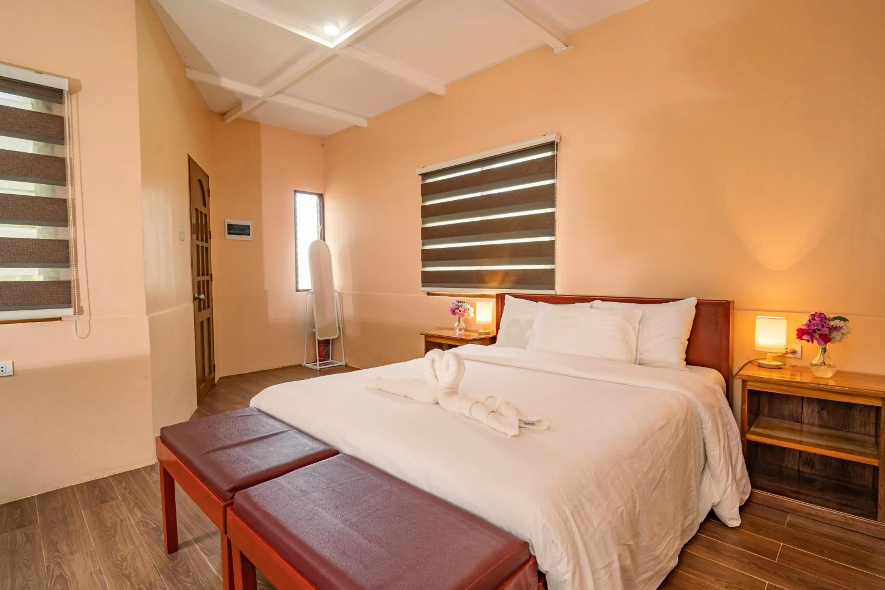 Photo of the whole room, Bed in Ana-as Apartelle (GGL)