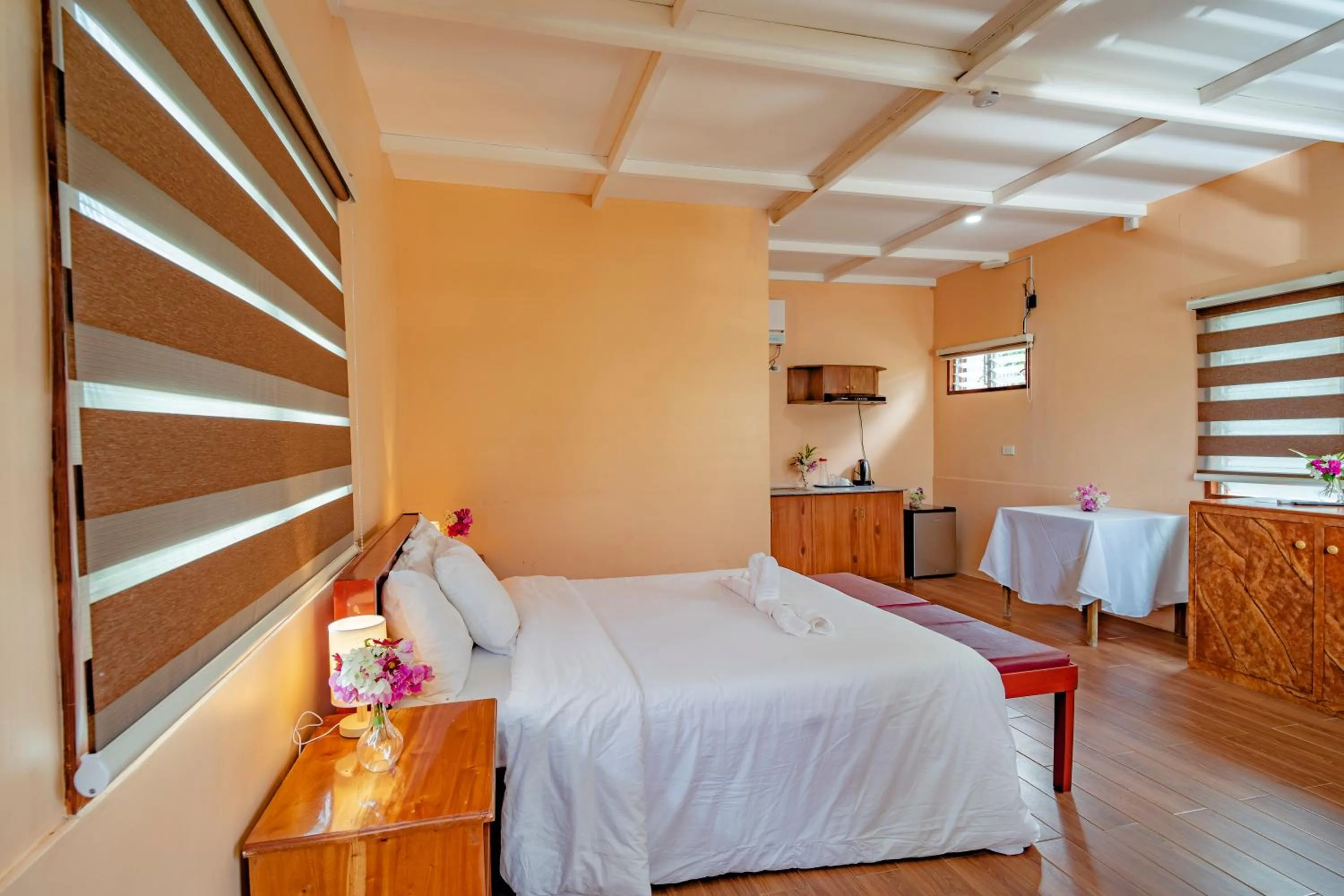 Photo of the whole room, Bed in Ana-as Apartelle (GGL)