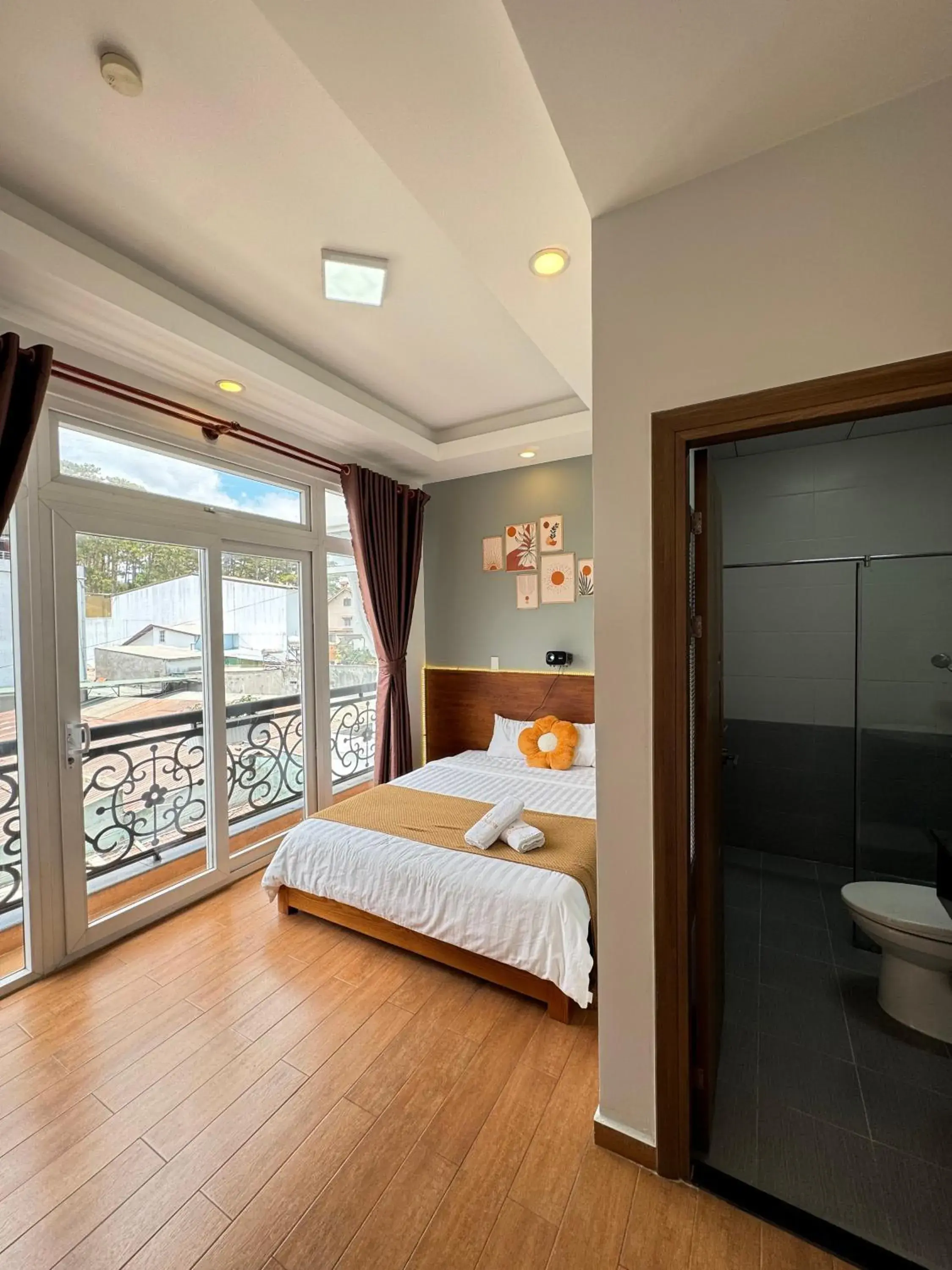 Double Room with Balcony in Quang Minh Dalat Hotel Double Room with Balcony in Quang Minh Dalat Hotel