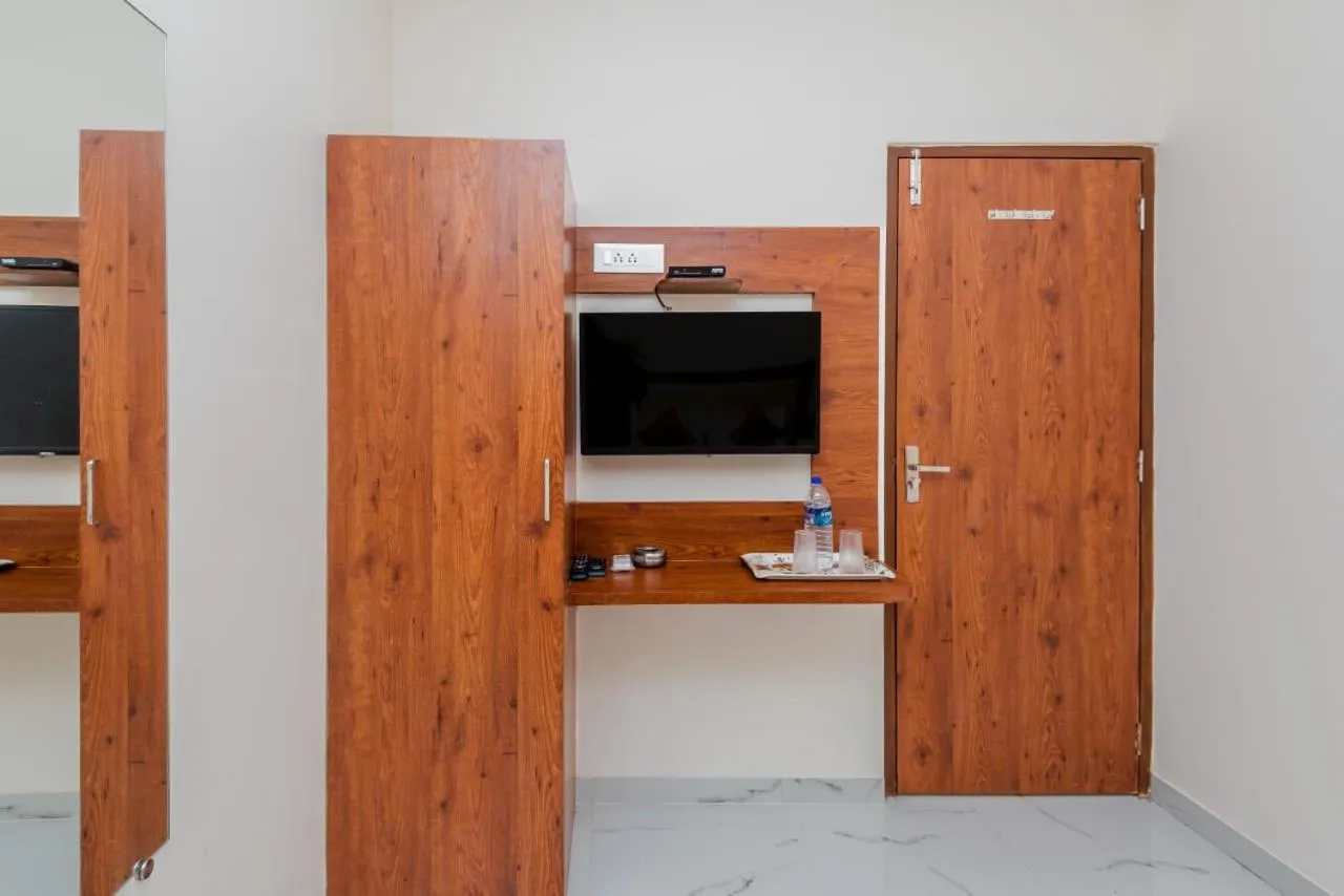 TV and multimedia in Hotel Purple Orchid