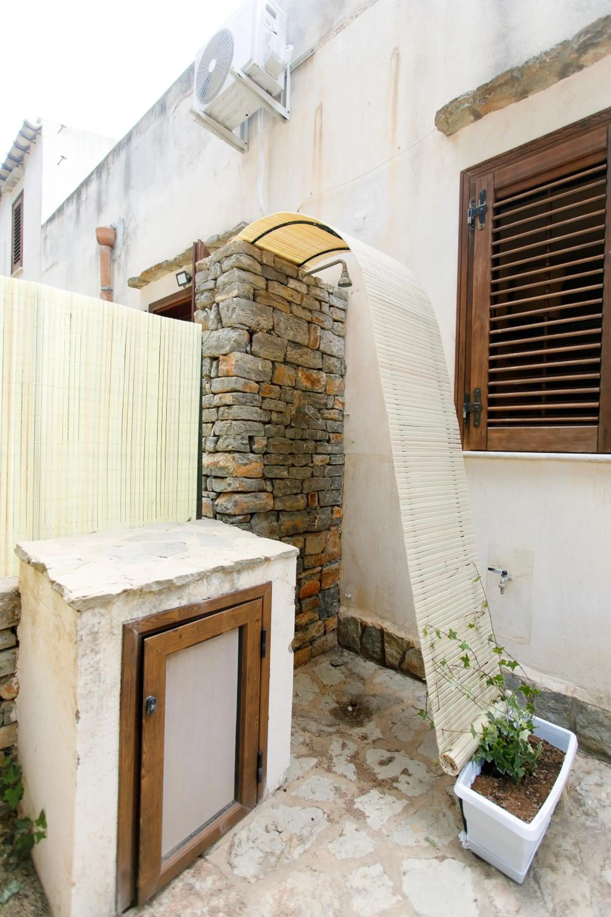 Shower in SanVitoTour- Residence Il Baglio