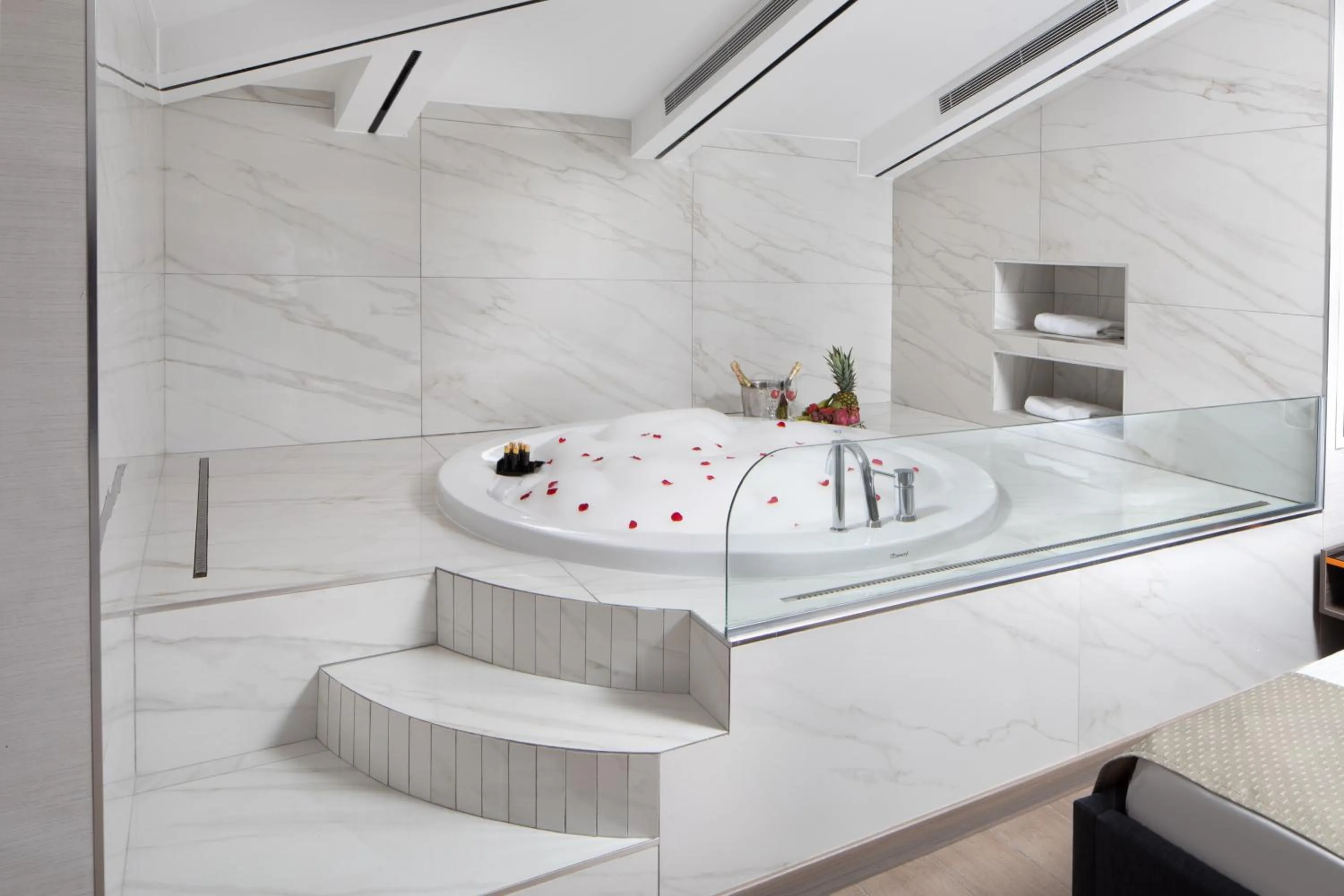 Hot Tub, Bed in Nish Palace Beşiktaş