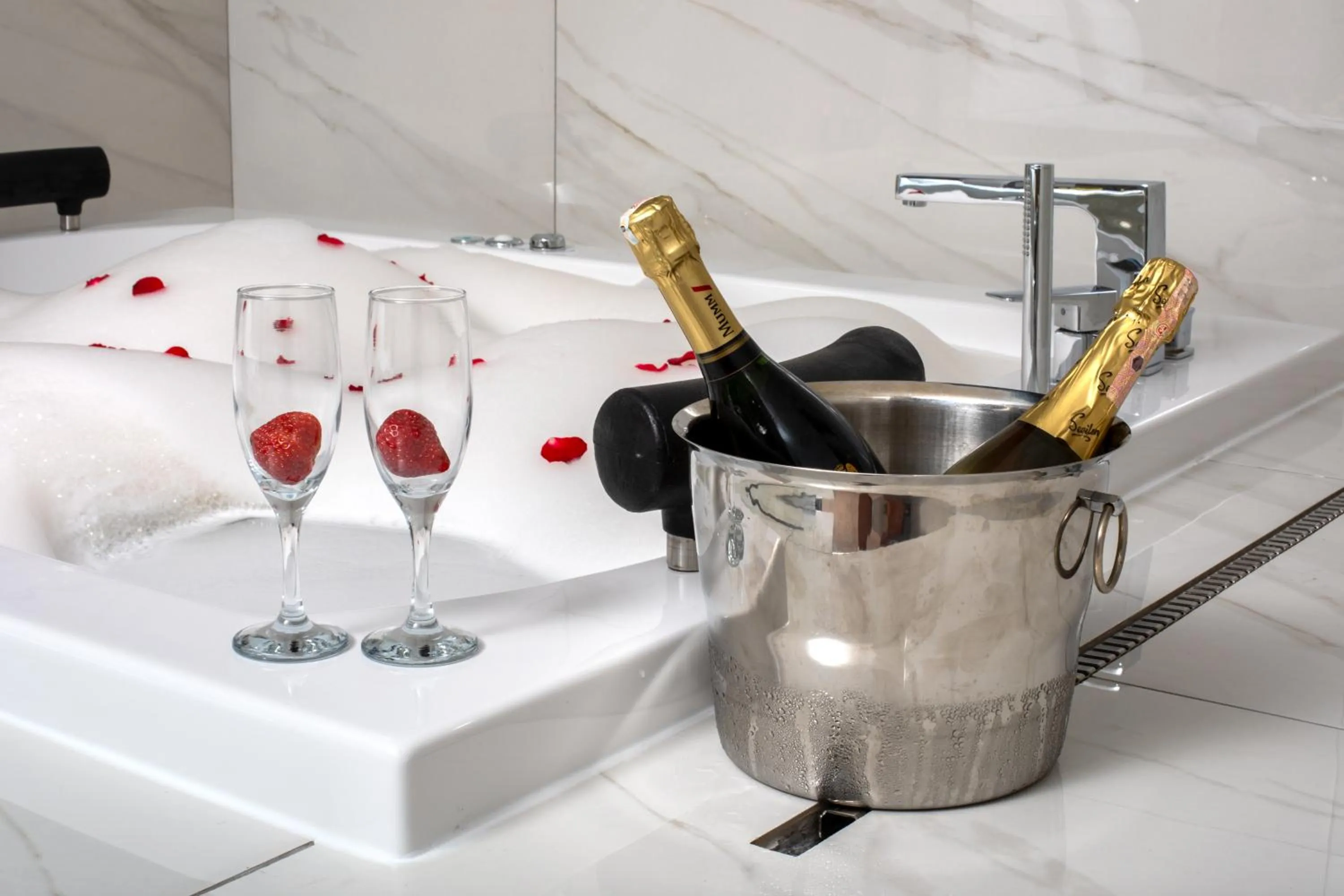 Hot Tub in Nish Palace Beşiktaş