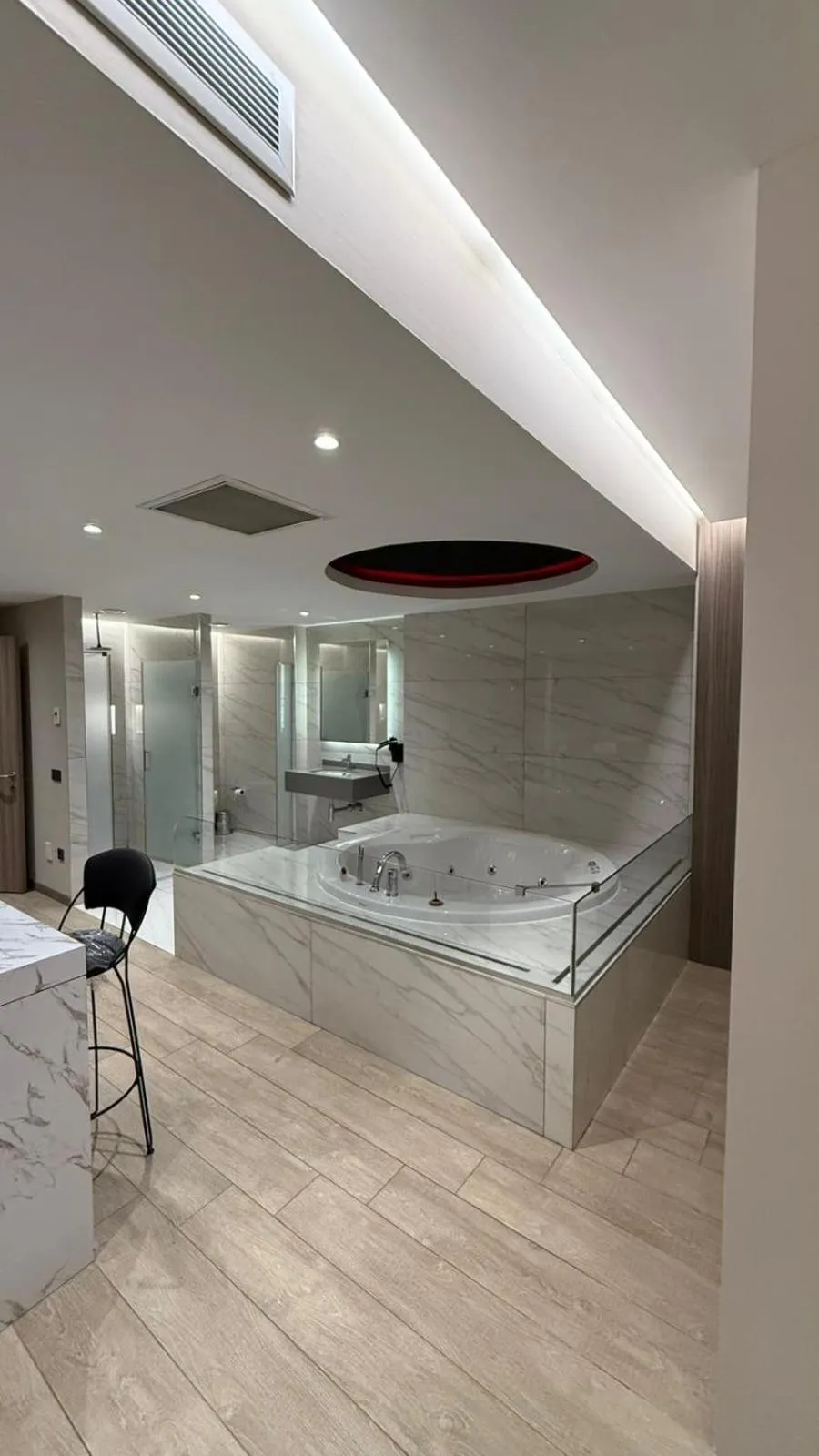 Photo of the whole room, Bed in Nish Palace Beşiktaş