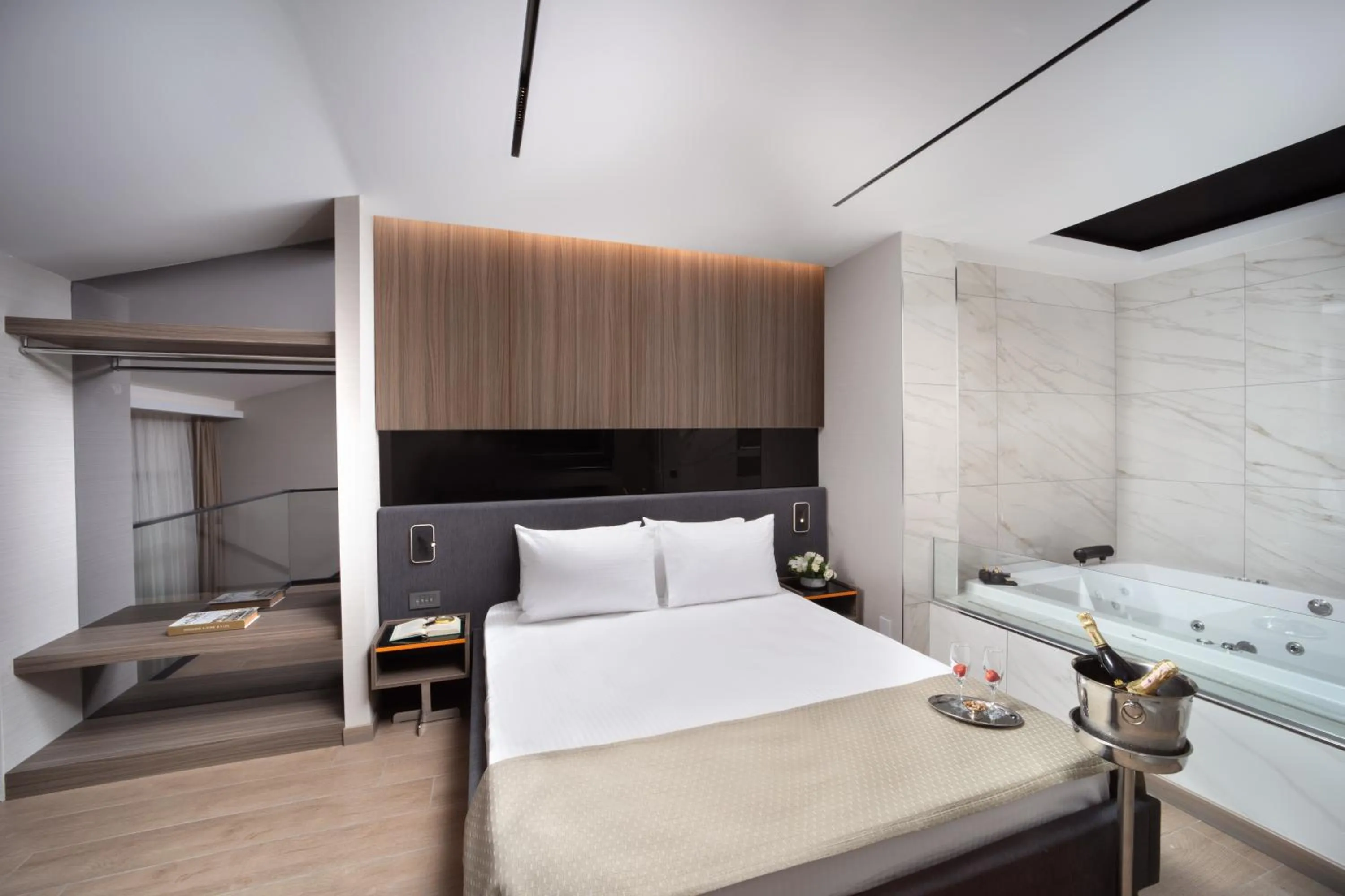 Bedroom, Bed in Nish Palace Beşiktaş