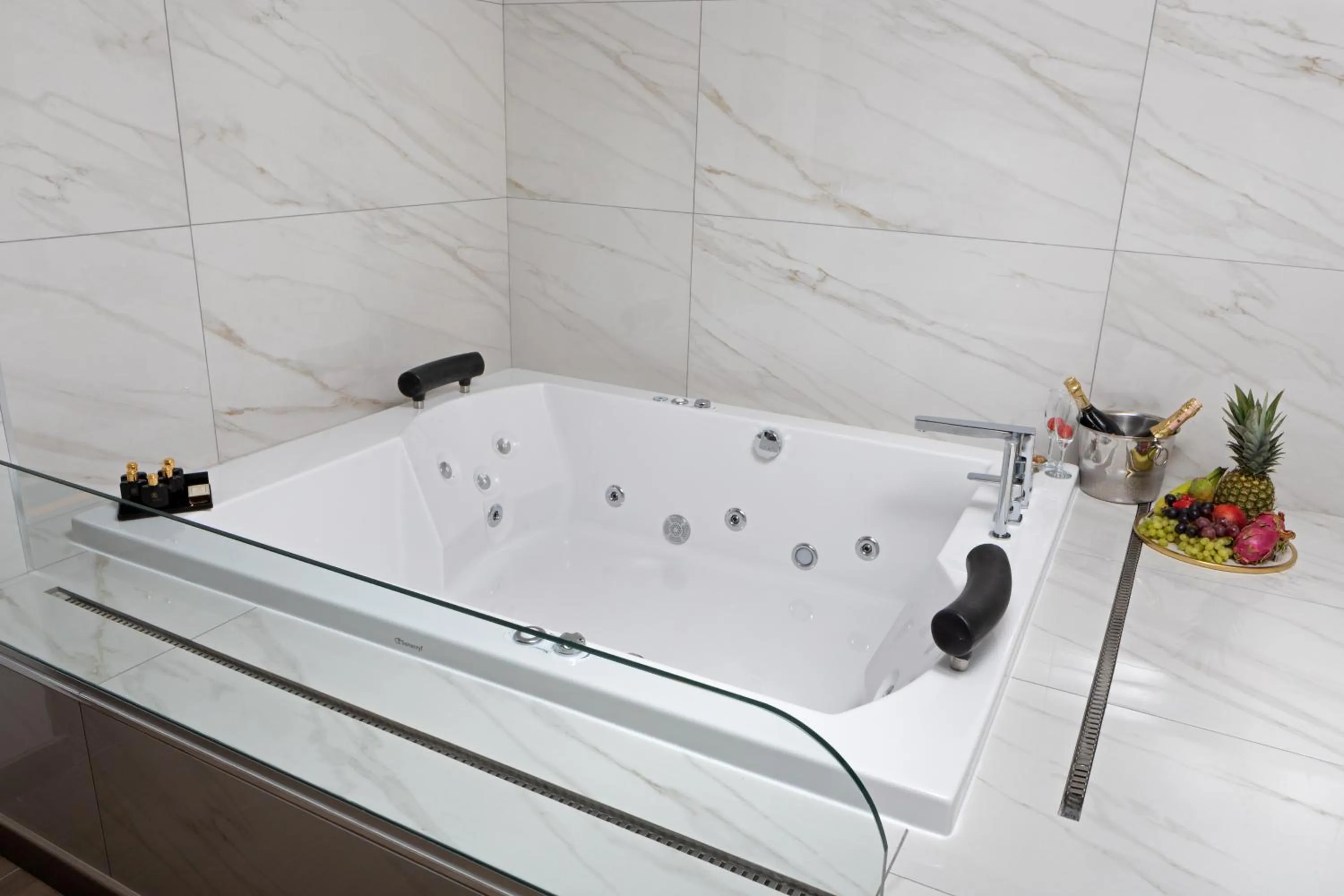 Hot Tub in Nish Palace Beşiktaş