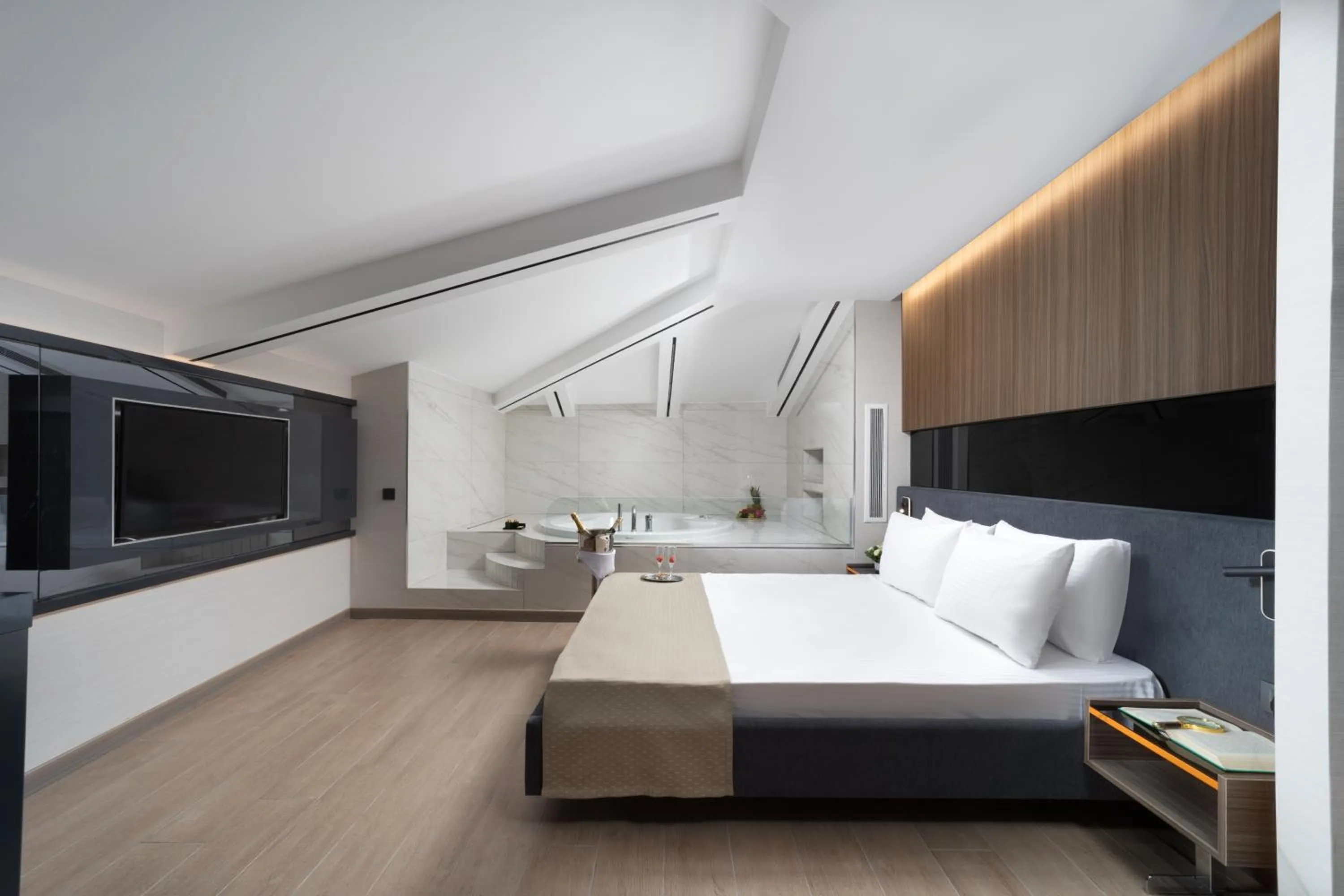 Bedroom, Bed in Nish Palace Beşiktaş