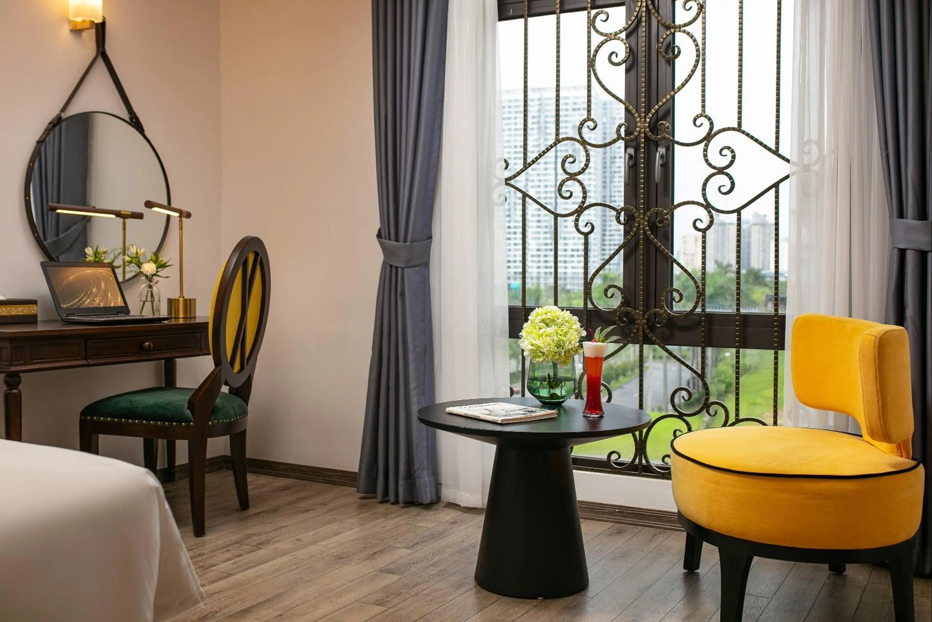 Seating area, Bed in Gloud Hotel