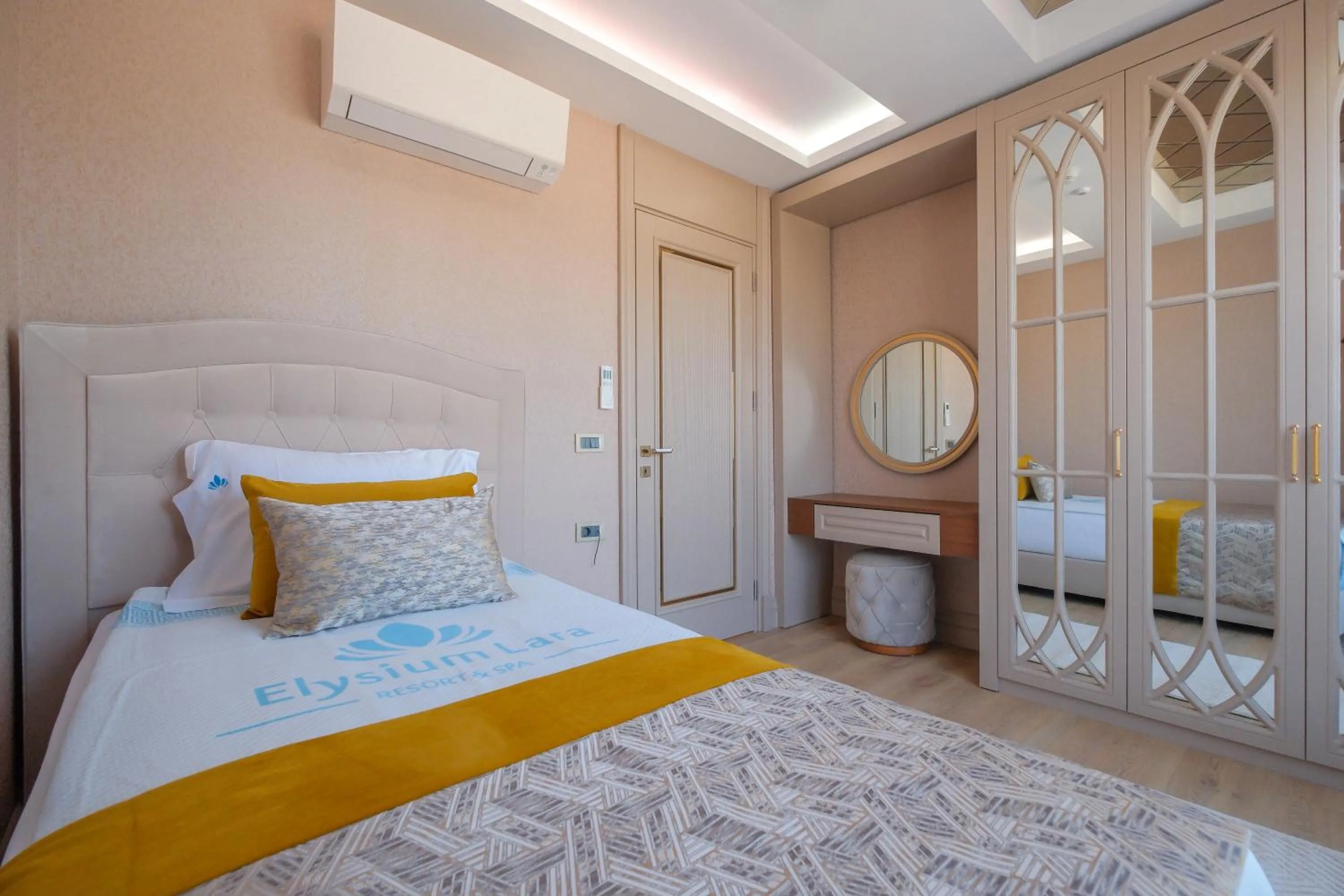 Bed in Elysium Deluxe Suites Antalya