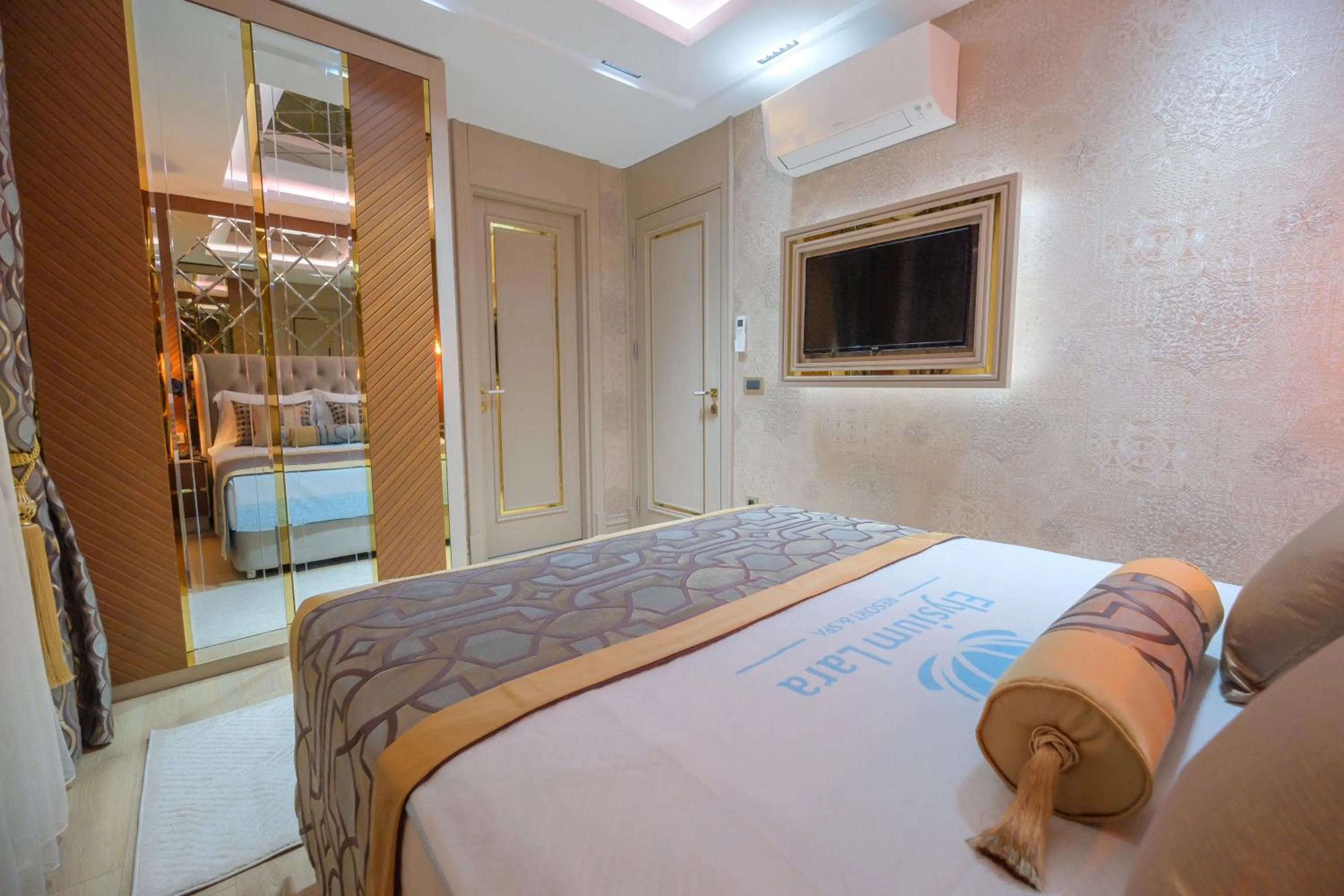 Bed in Elysium Deluxe Suites Antalya