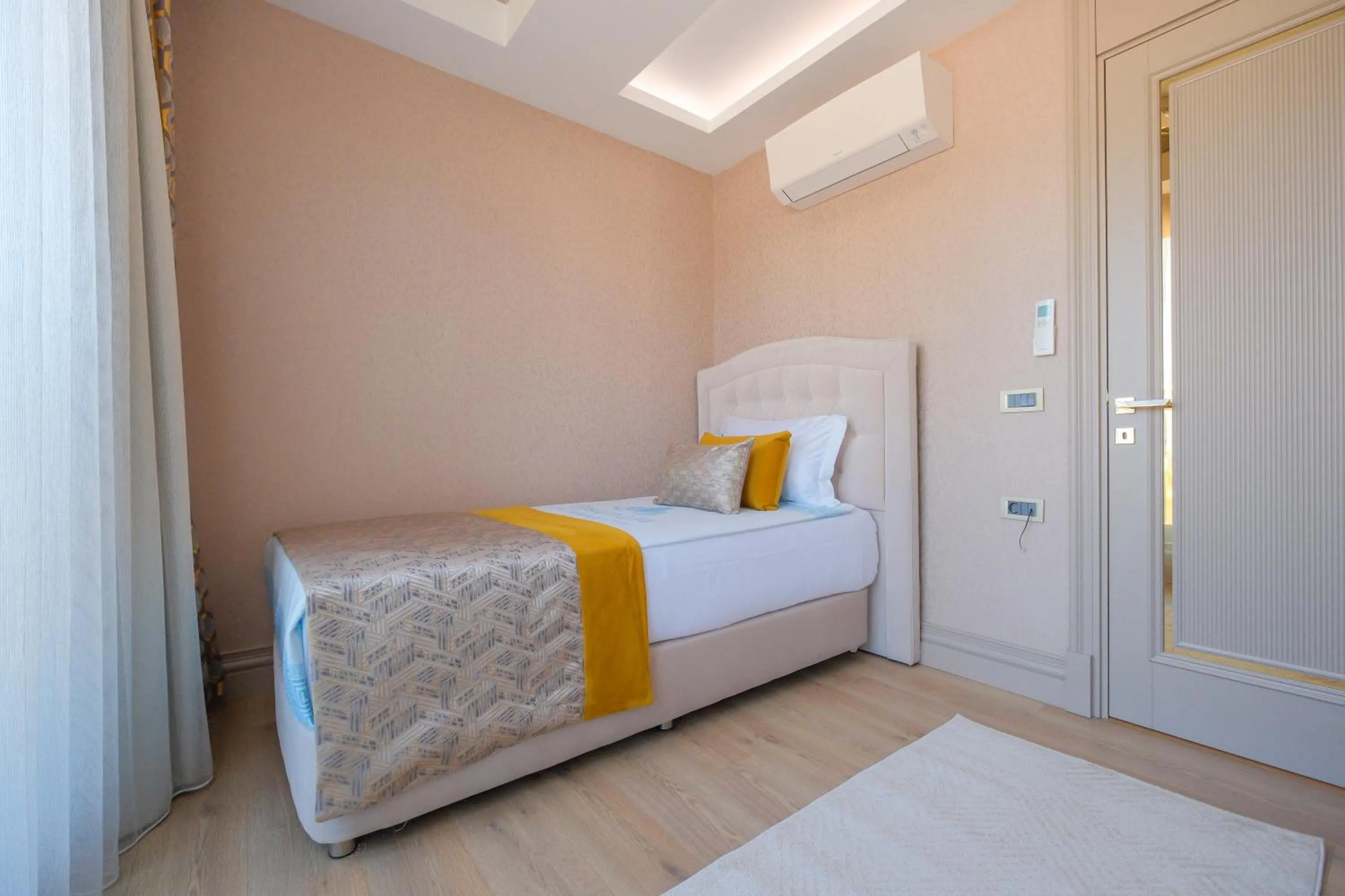 Bed in Elysium Deluxe Suites Antalya