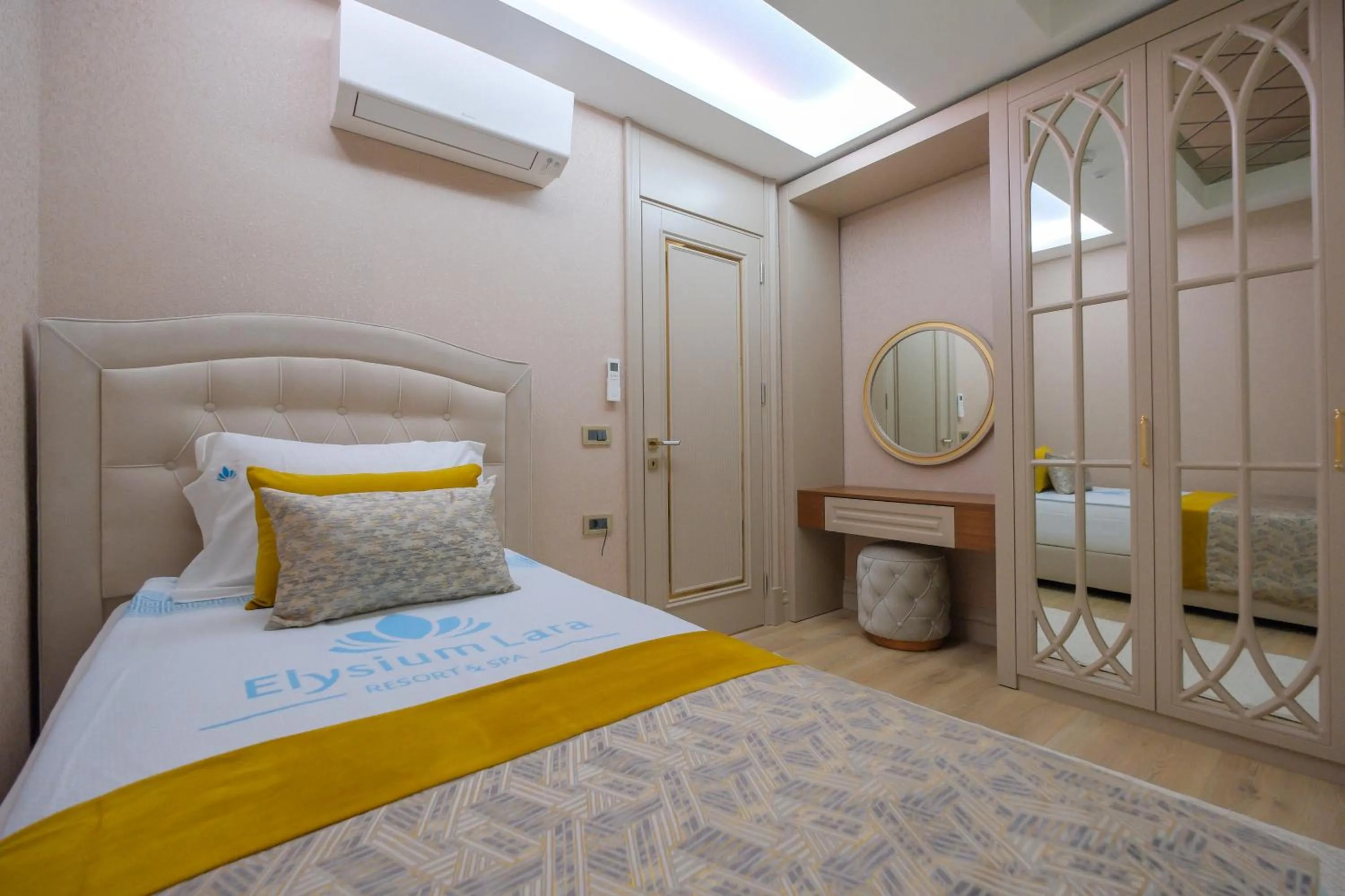 Bed in Elysium Deluxe Suites Antalya