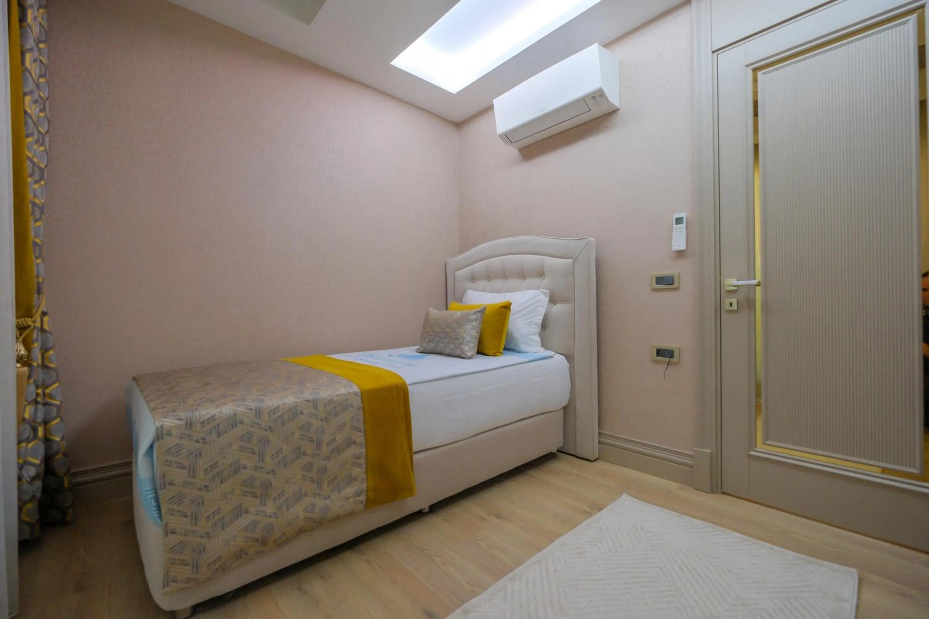 Bed in Elysium Deluxe Suites Antalya