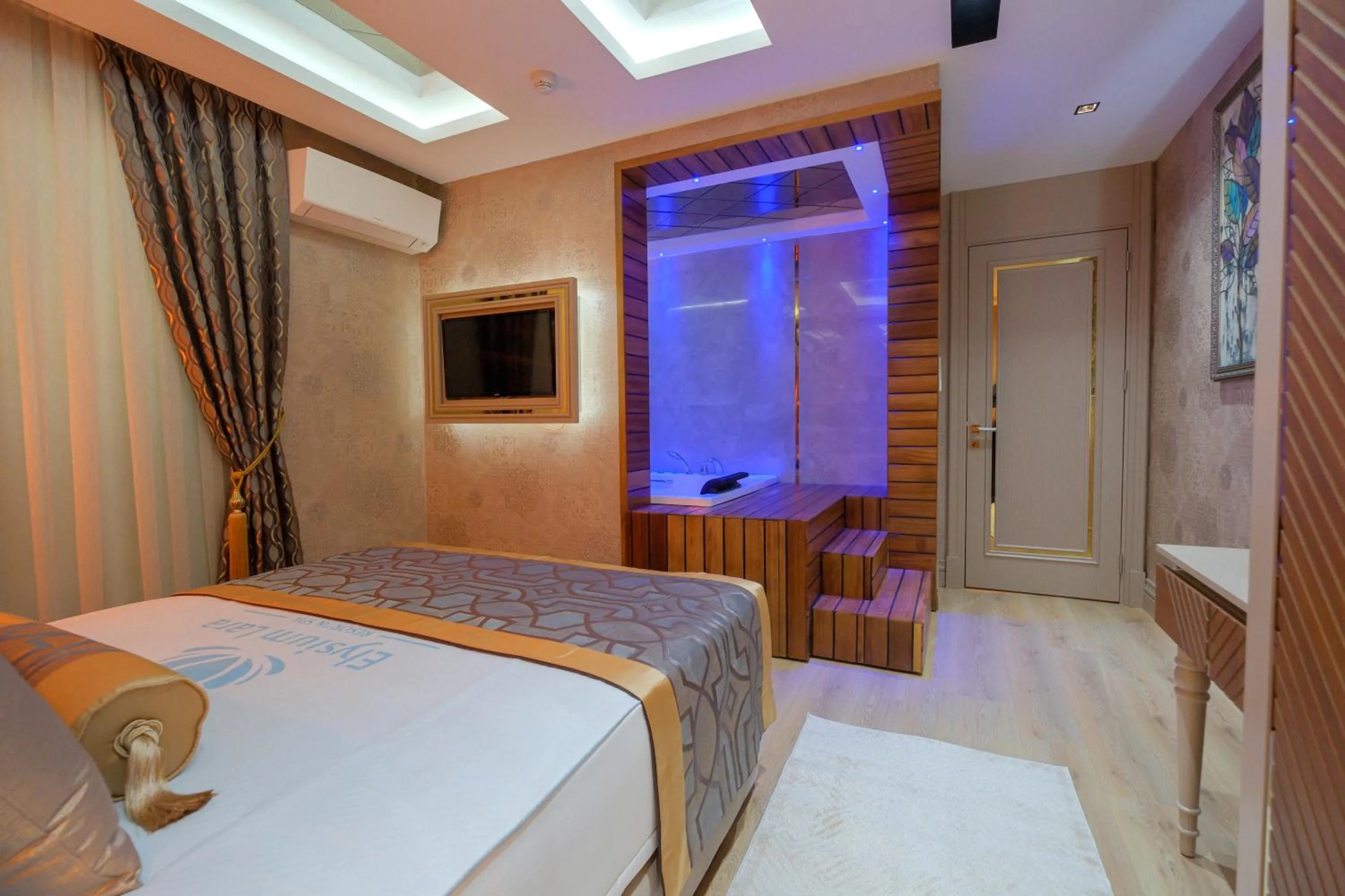 Bed in Elysium Deluxe Suites Antalya