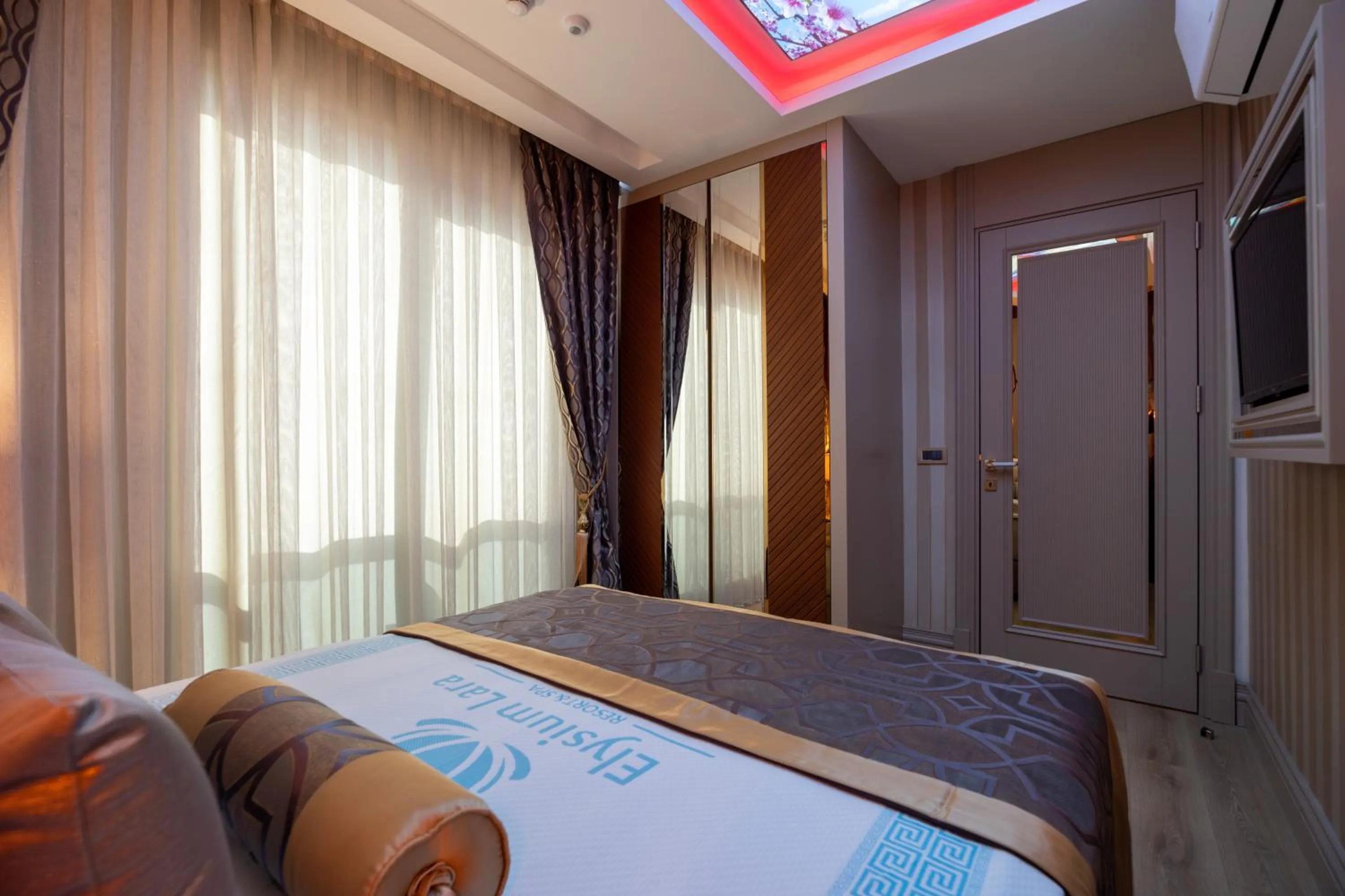 Bed in Elysium Deluxe Suites Antalya
